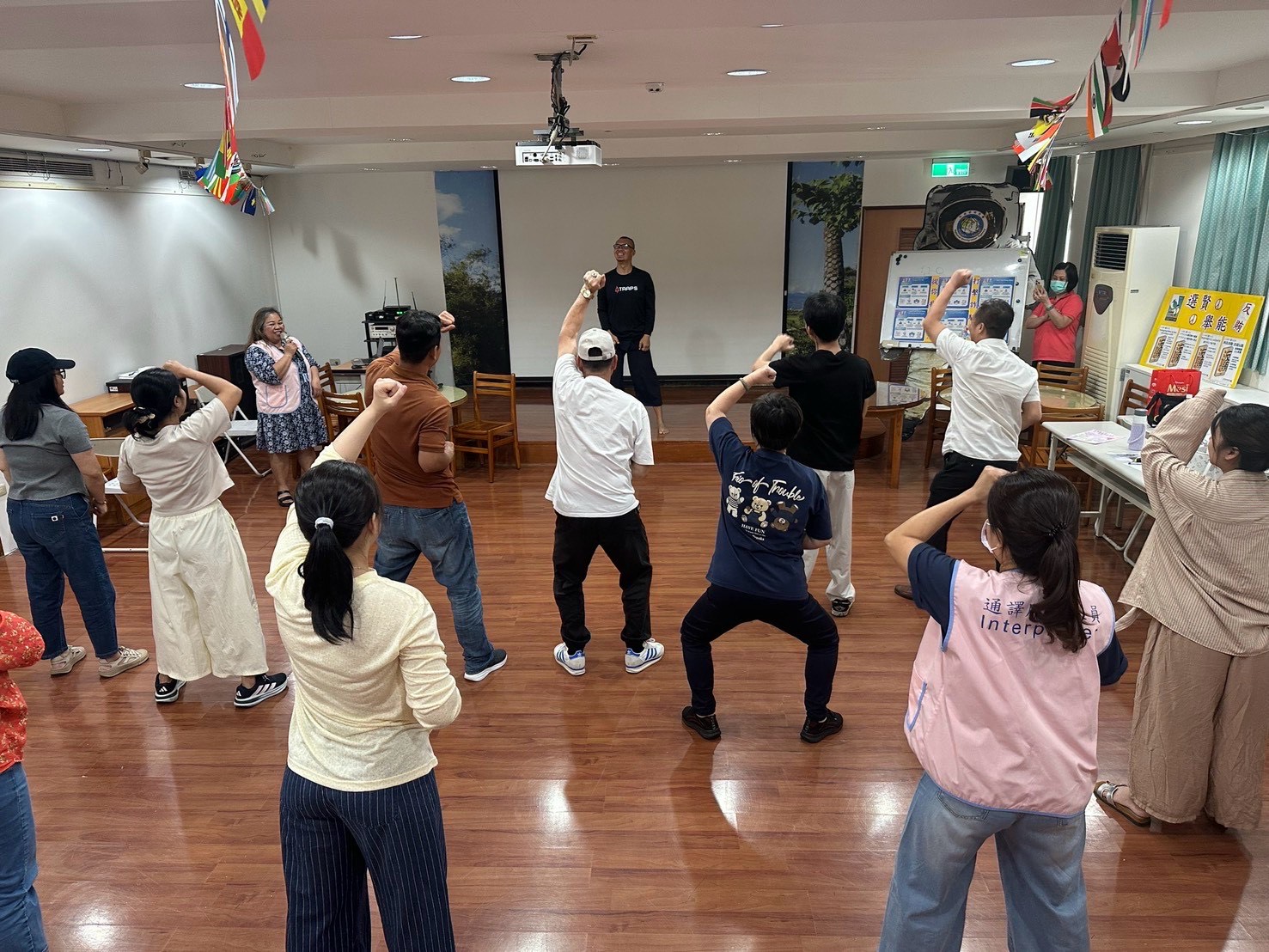 學員體驗古泰拳察亞基本動作要領情形