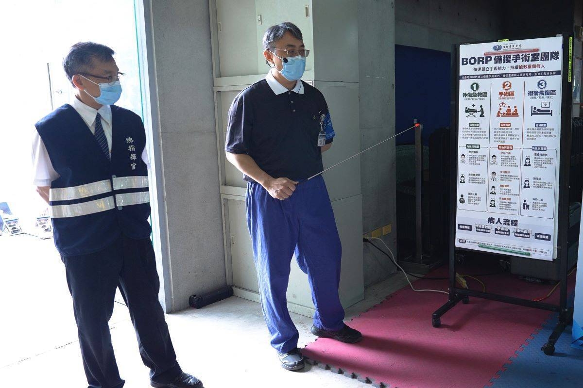 BORP備援手術室演練由洪碩穗副院長擔任總指揮官，外傷科陳家輝主任擔任說明官。