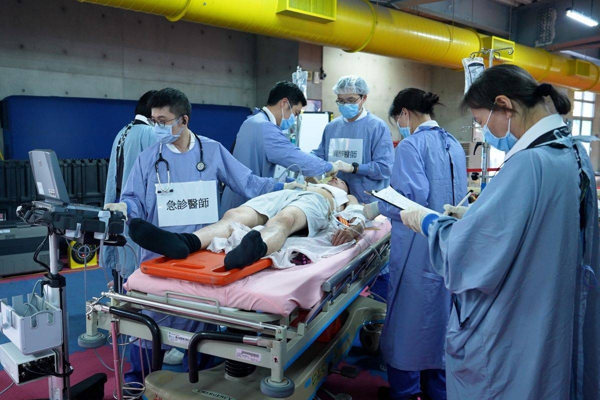 傷患送到檢傷區，醫護團隊給予緊急檢查與處置。