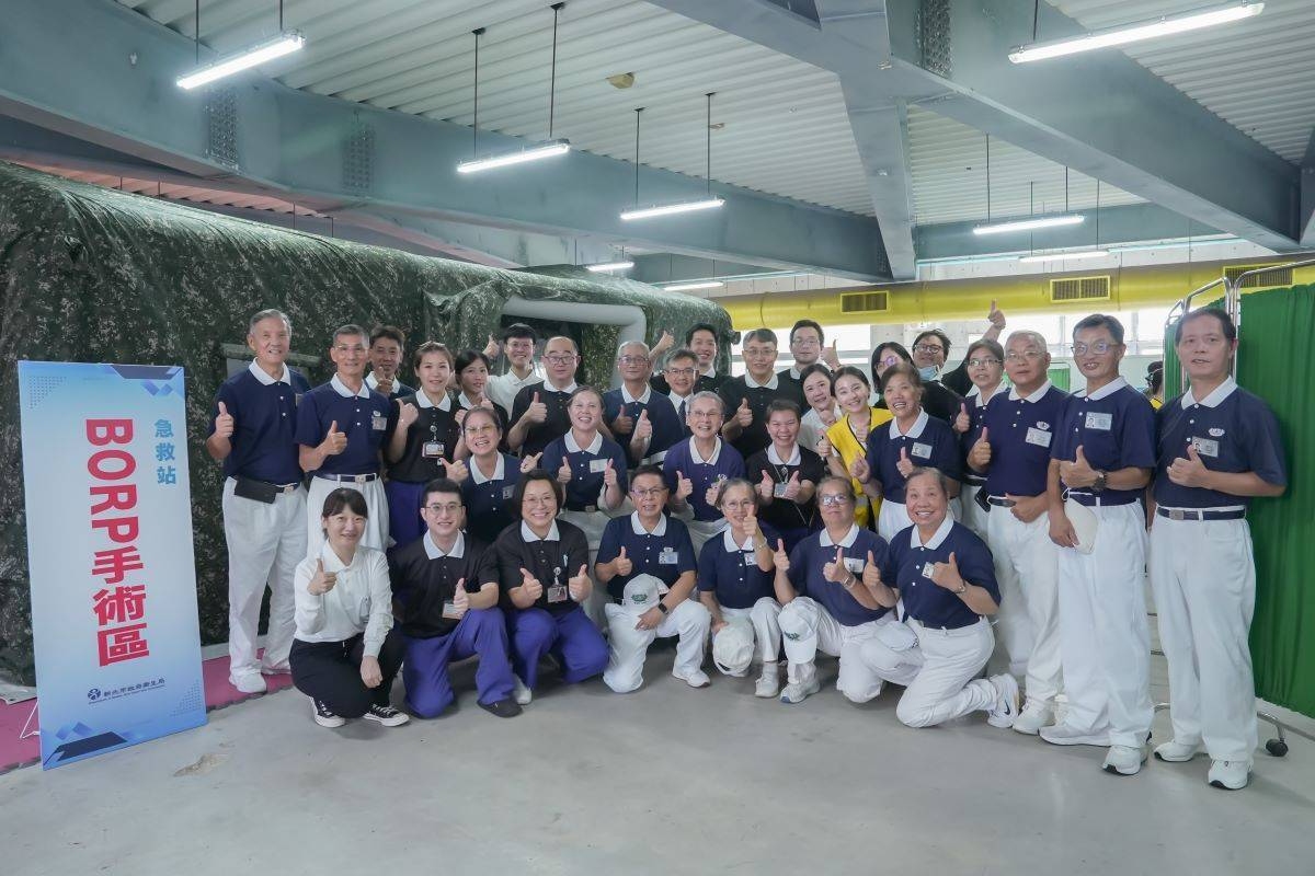 配合城鎮韌性演習，台北慈濟醫院醫護團隊共18人與慈濟志工共16人前往錦和高中參與演練。