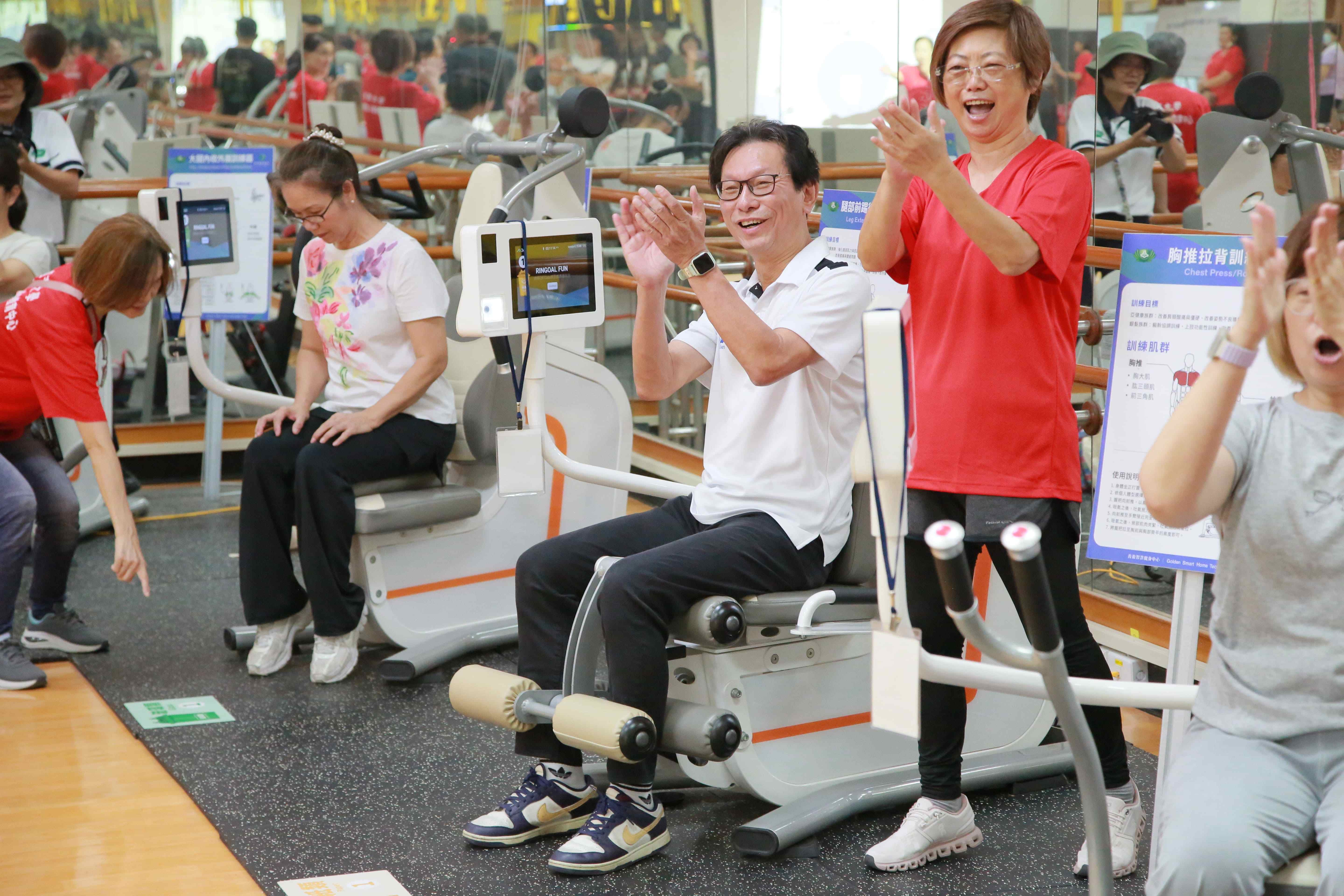温蕙甄教授也將油壓阻力器材與趣味遊戲結合，朱家祥局長也加入體驗