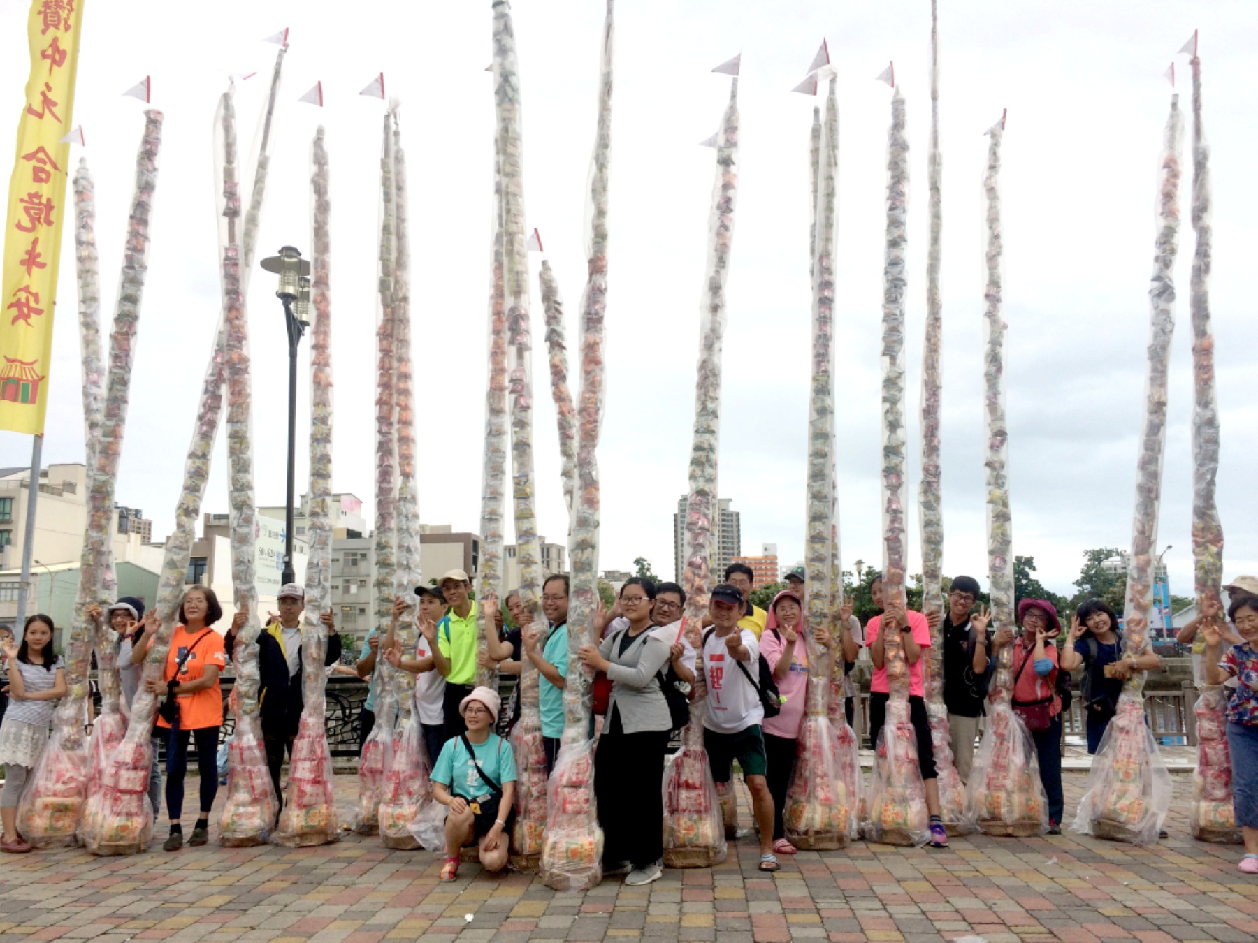 臺南安平孤棚祭，青年將各式供品綁上「篙串」，透過實作認識延續百餘年的祭典文化