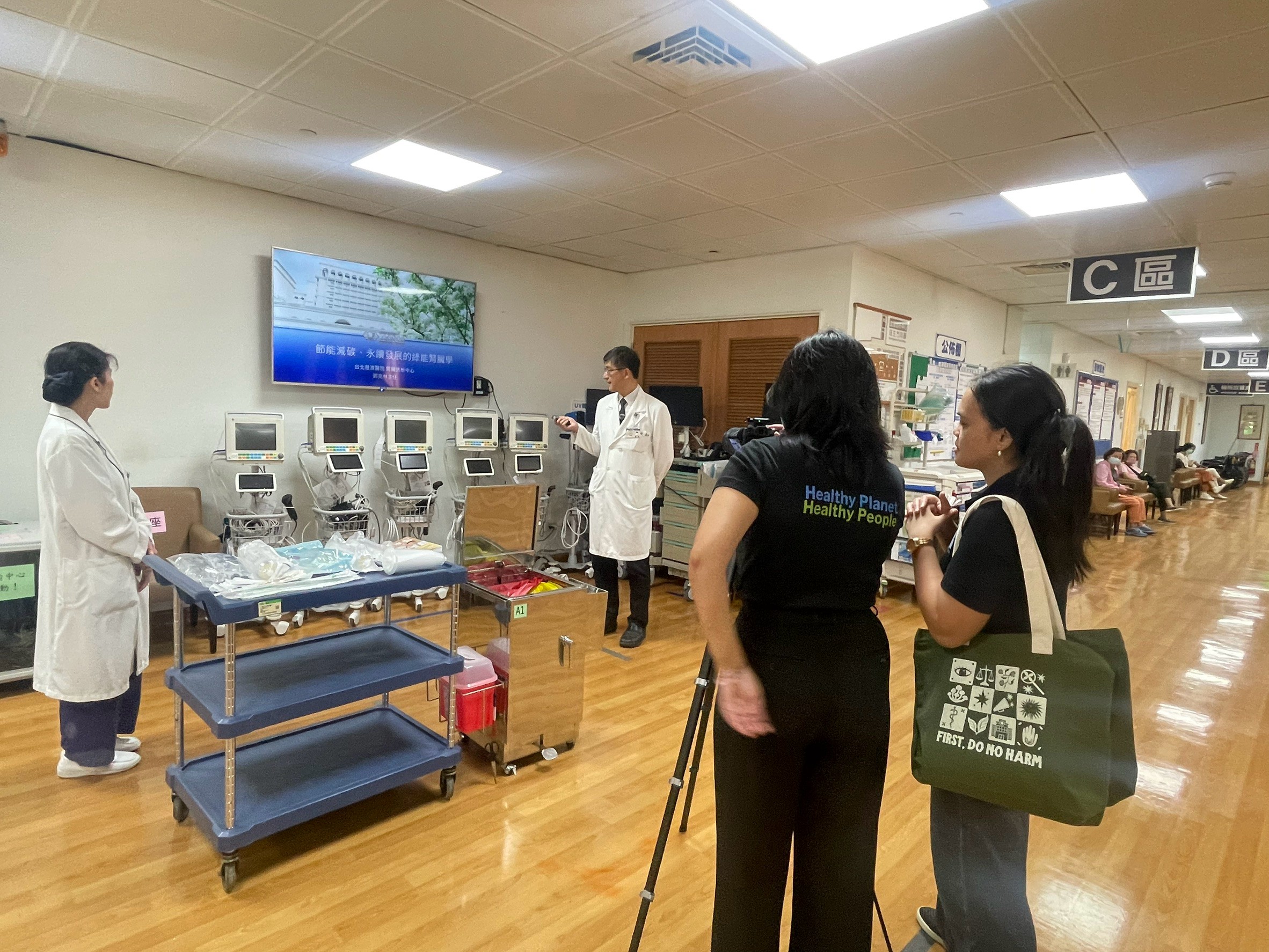 血液透析中心導入省水省電的治療模式及輕量化「人工腎臟」,透過耗材整合及塑膠回收,降低資源消耗與物流碳足跡。