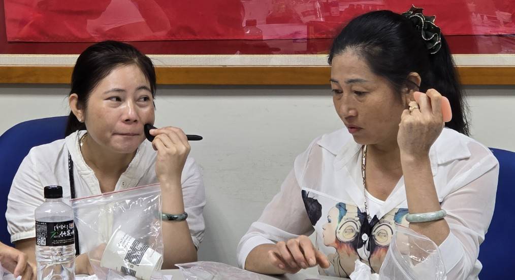 新住民朋友親手調製保養品，並在講師引導下體驗臉部撥筋技巧。透過將手作與保養融於日常生活，大家在溫柔照護自身的過程中，汲取自信與健康的生活力。