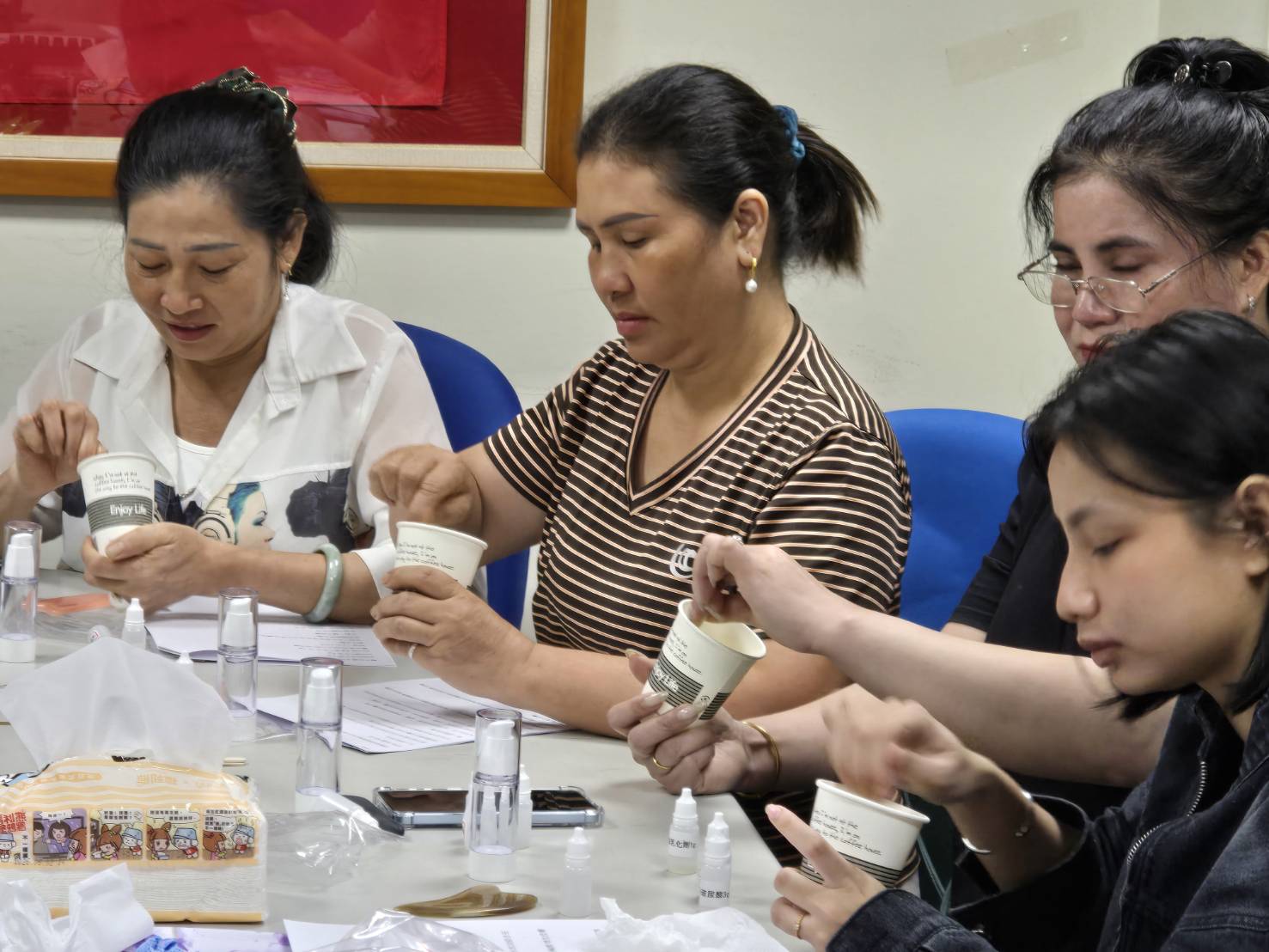 暫時放下家務與照顧家人的忙碌，新住民婦女們專心致志地調配專屬保養乳液。透過細心量測與攪拌的過程，學員們將注意力回歸自身，體驗專屬於自己的療癒時光。