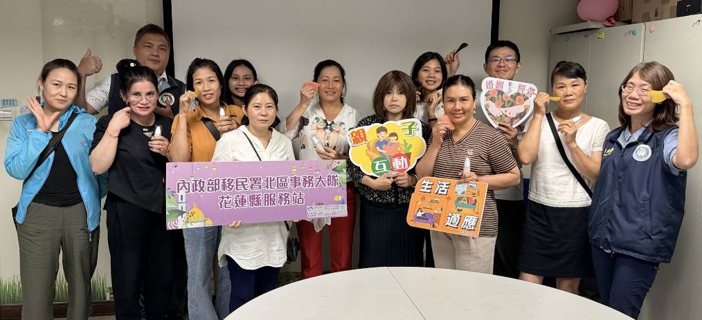 新住民學員完成課程後開心合影，大家手持課程作品及宣導手牌，分享學習成果，在輕鬆互動中增進情誼，展現自我成長的自信與活力。