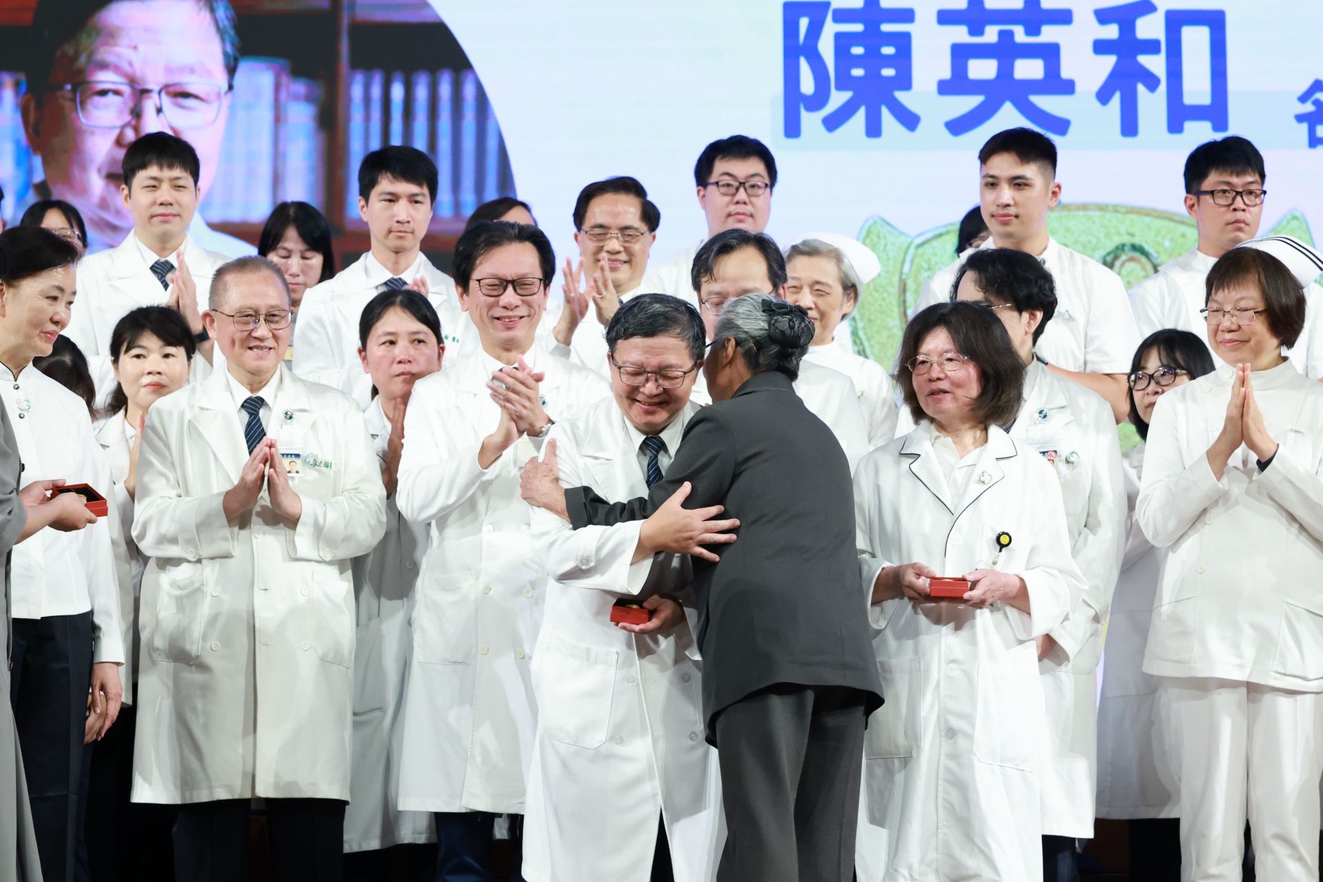 花蓮慈院第名譽院長陳英和,是林碧玉副總當年苦尋醫師不著時第一位報到的醫師,15日獲表揚服務40年資深員工,兩人互相擁抱。