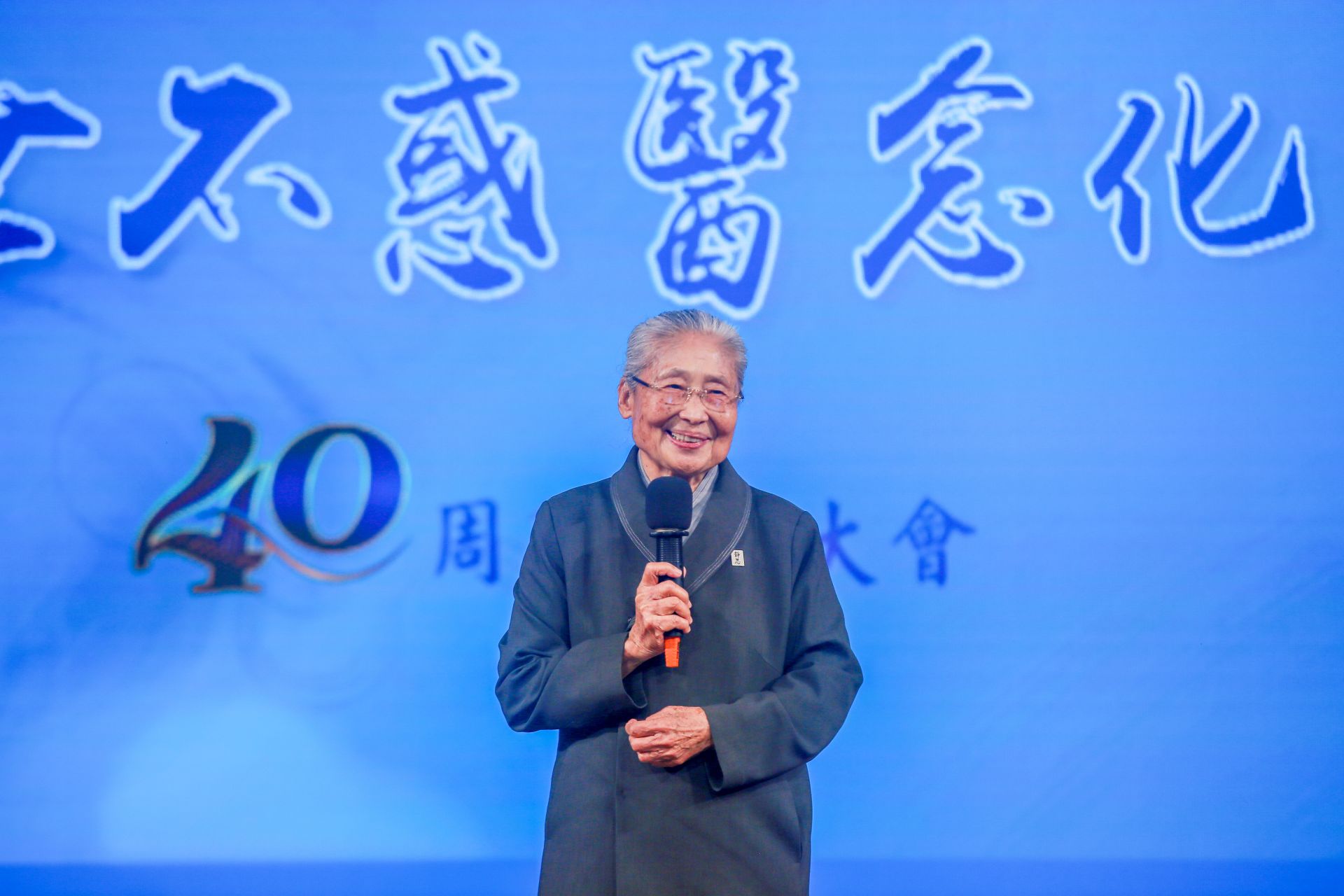 慈濟基金會副總執行長林碧玉從花蓮慈院覓地與尋才開始一路陪伴醫院成長,他自許為永遠的志工,更感恩所有的志工一起成就這份守護生命的志業。