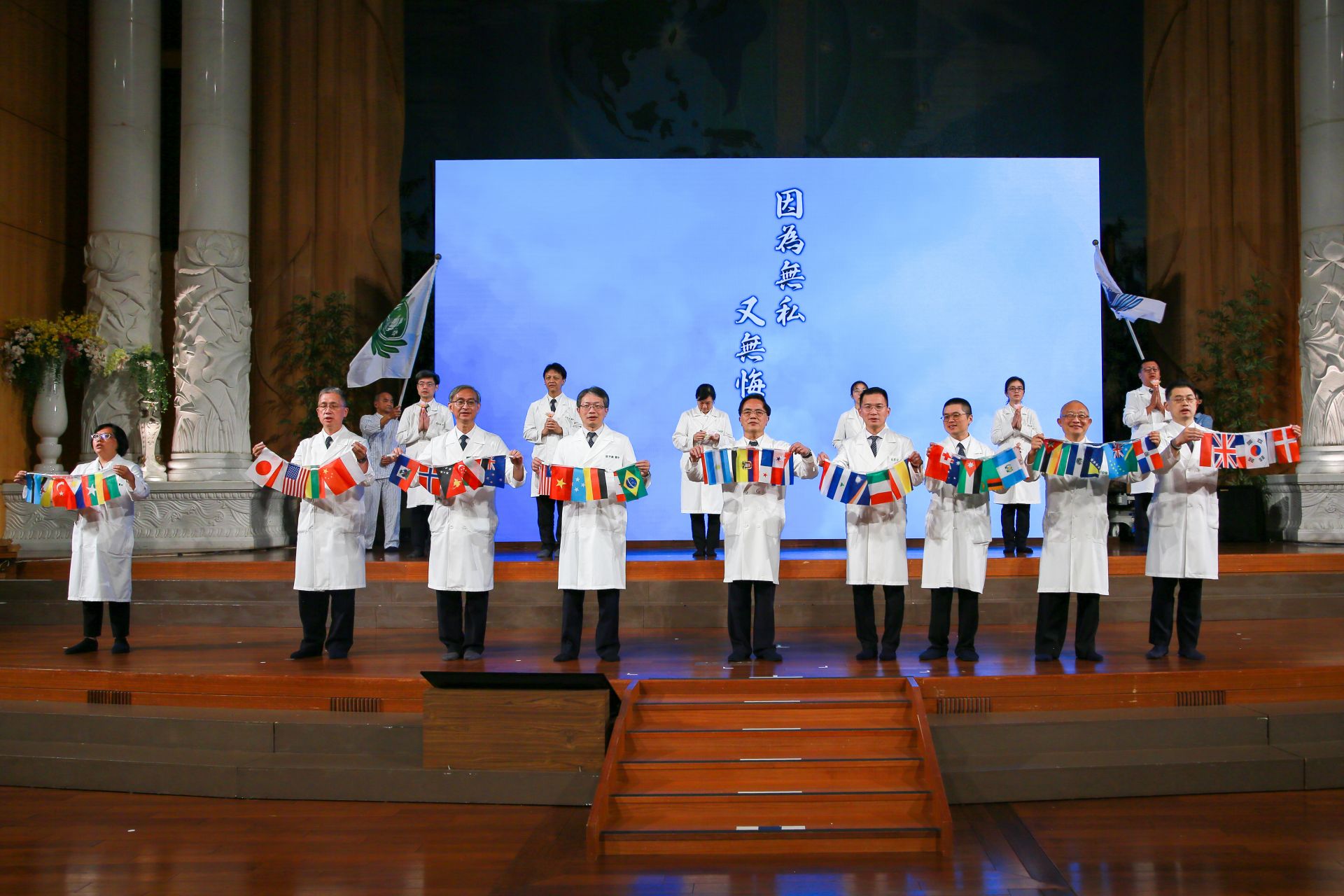 花蓮慈院林欣榮院長帶領醫療及志工團隊,於院慶大會上立志實踐以人為本、醫療平權,繼續用愛守護民眾的生命與健康。