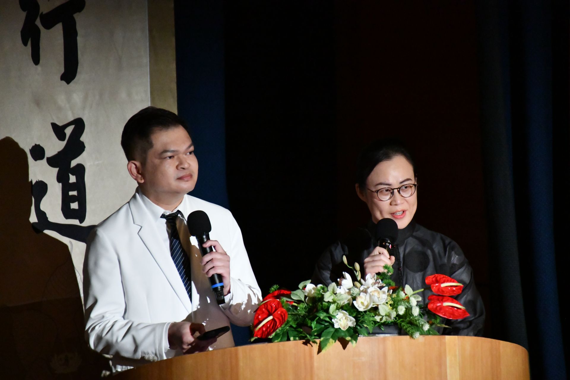 志工感恩會主持人長照期照護部主任林宜靜(右)、胸腔內科醫師劉迪塑(左),劉迪塑醫師特別創作〈穿上這道光〉及〈願,比名先到〉。