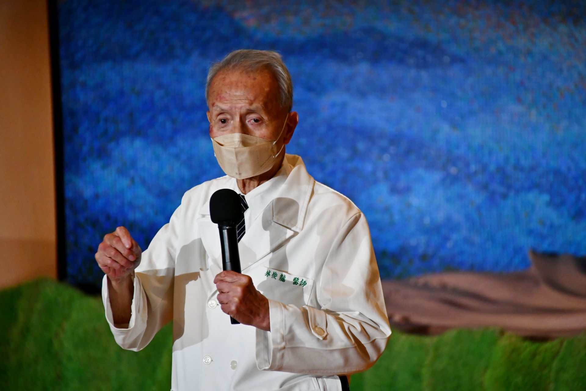 慈濟醫療法人執行長林俊龍表示,醫療志工是「軟體裡面的軟體」,在醫療專業之外補上關懷、溝通與溫暖,成為醫病之間重要的陪伴力量。