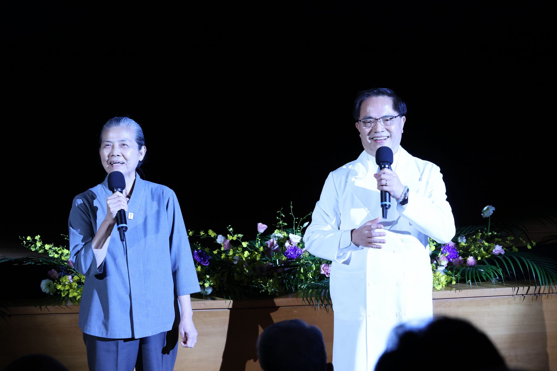 林欣榮院長(右)、志工室顏惠美主任(左)倆人妙語如珠一起回顧志工一路以來的足跡。