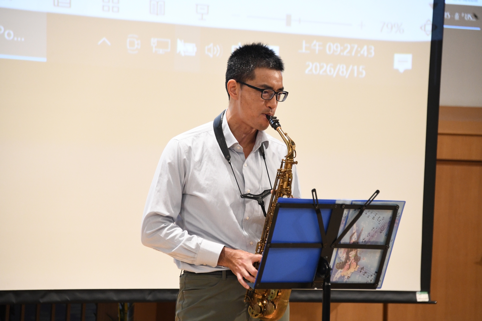 心臟內科簡振宇醫師帶來薩克斯風表演