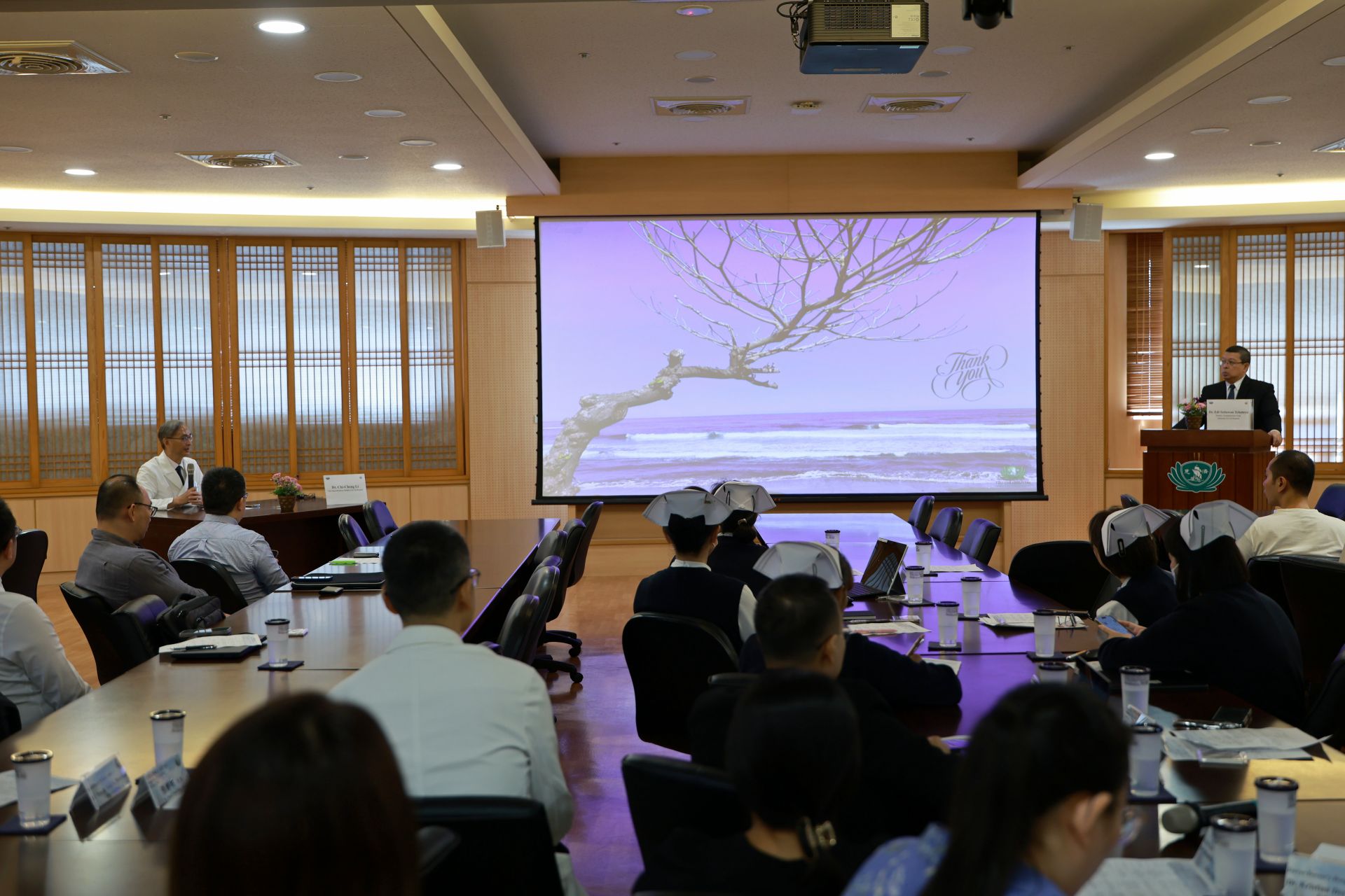 李啟誠副院長擔任座長,與印尼的Dr. Edi Setiawan Tehuteru以及現場專家交流造血幹細胞移植經驗。