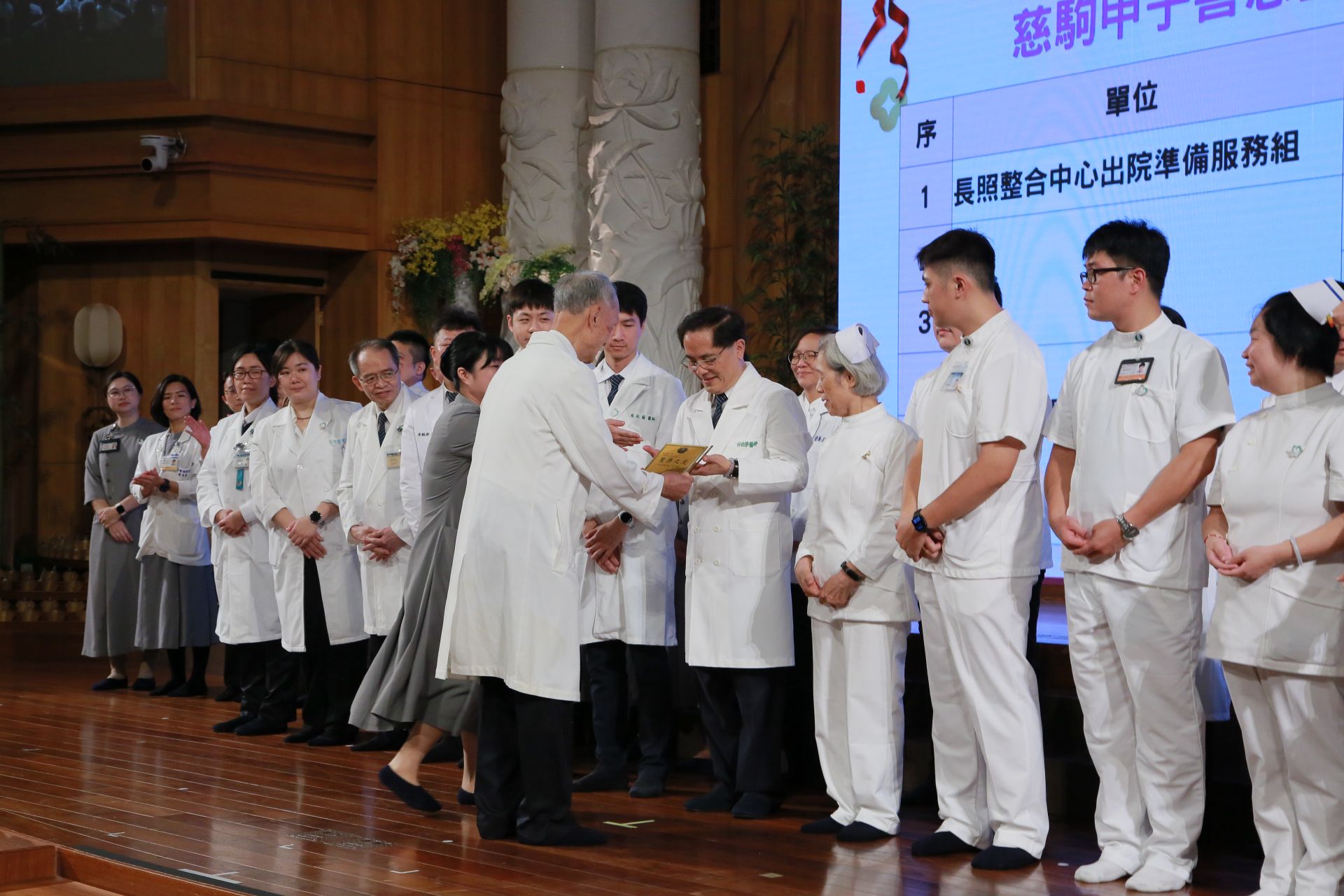 花蓮慈院林欣榮院長致力於「品質提升、人才培育」的治院理念,帶領全院朝向更智慧、全人精神、國際化,以病人為中心的理念前進。他同時也是服務滿10年的資深員工,由醫療法人林俊龍執行長手中接下紀念獎牌。