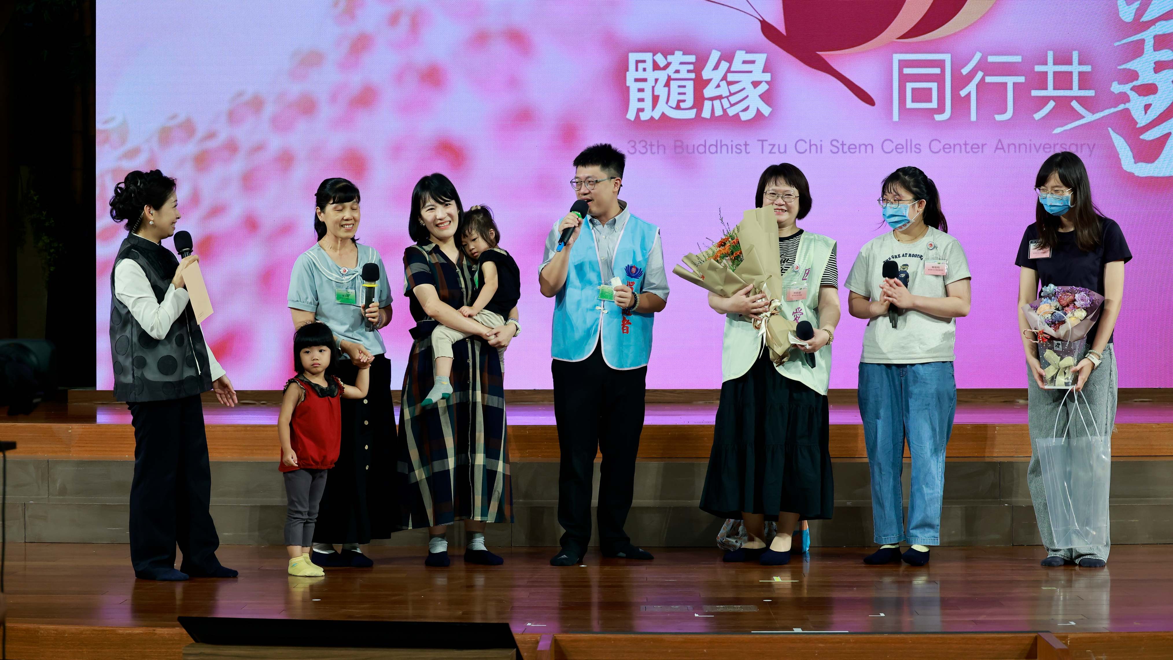 孔祥泰(中)笑著以自己捐贈後仍十分健康、之後更迎來一對雙胞胎的經驗，鼓勵大家不要對造血幹細胞捐贈過度恐懼。