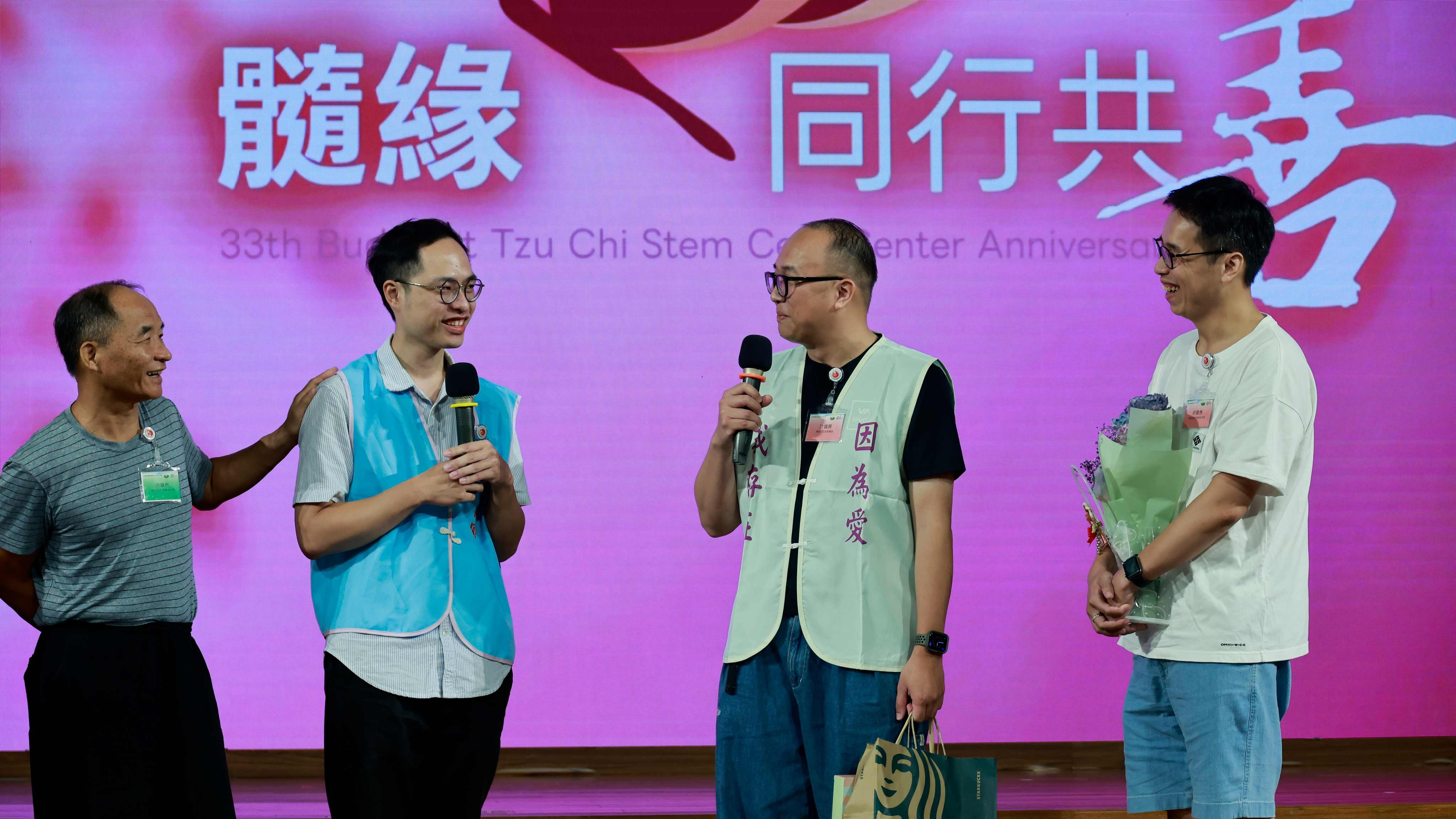 29歲的花蓮青年游政道(左二)，2016年參加驗血建檔，三度接獲配對通知後，終於在2022年11月16日完成造血幹細胞捐贈。當時家人每天抄寫《心經》，祝福素未謀面的受贈者許國展(右二)平安度過移植。