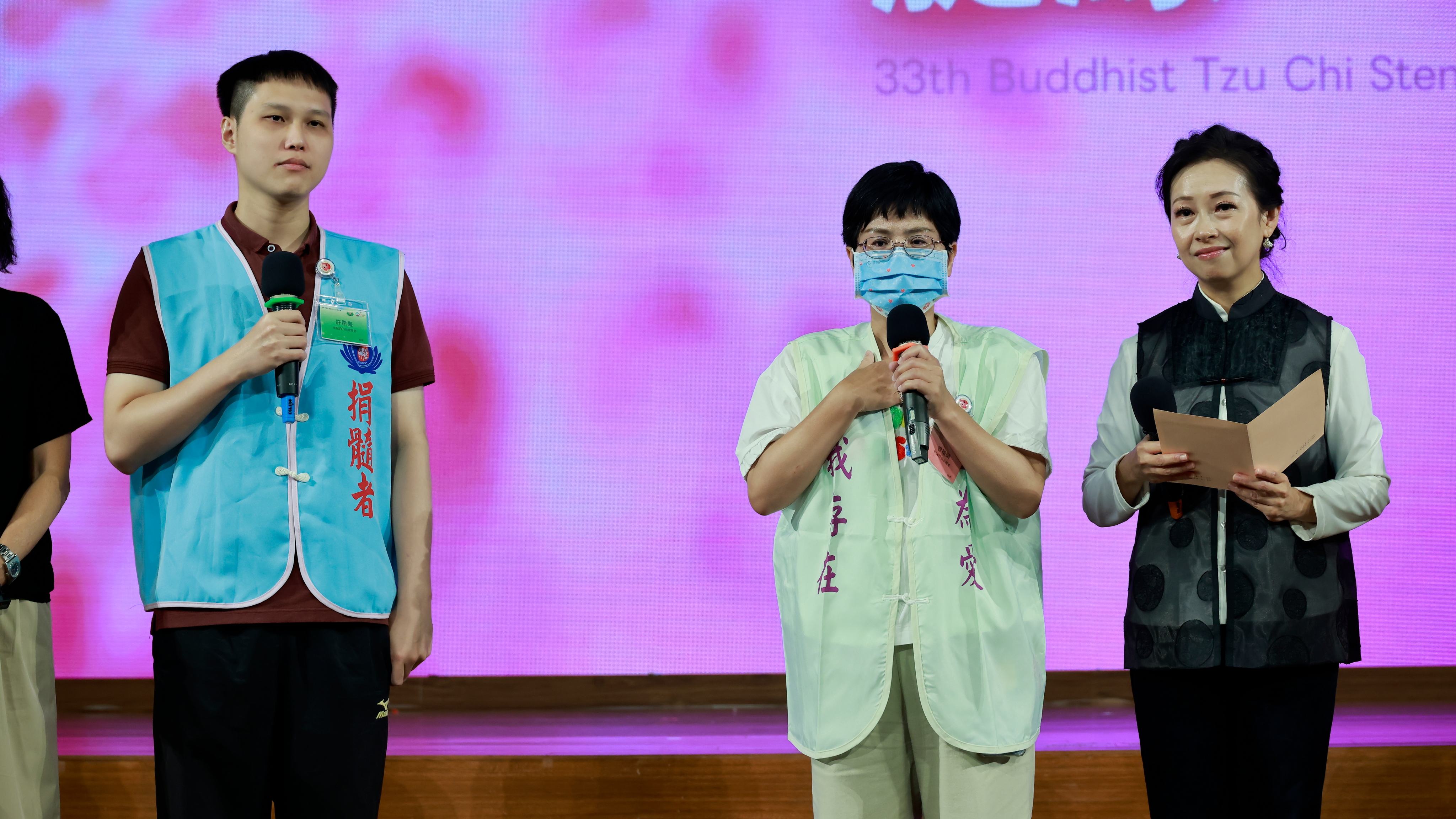 47歲的臺東社工曾稚晴(中)2022年確診急性淋巴性白血病，之後轉至花蓮慈濟醫院接受治療並完成造血幹細胞移植。不料疾病後來再度復發，捐贈者許原臺(左)第二次伸出援手，改以捐贈淋巴球協助後續治療。