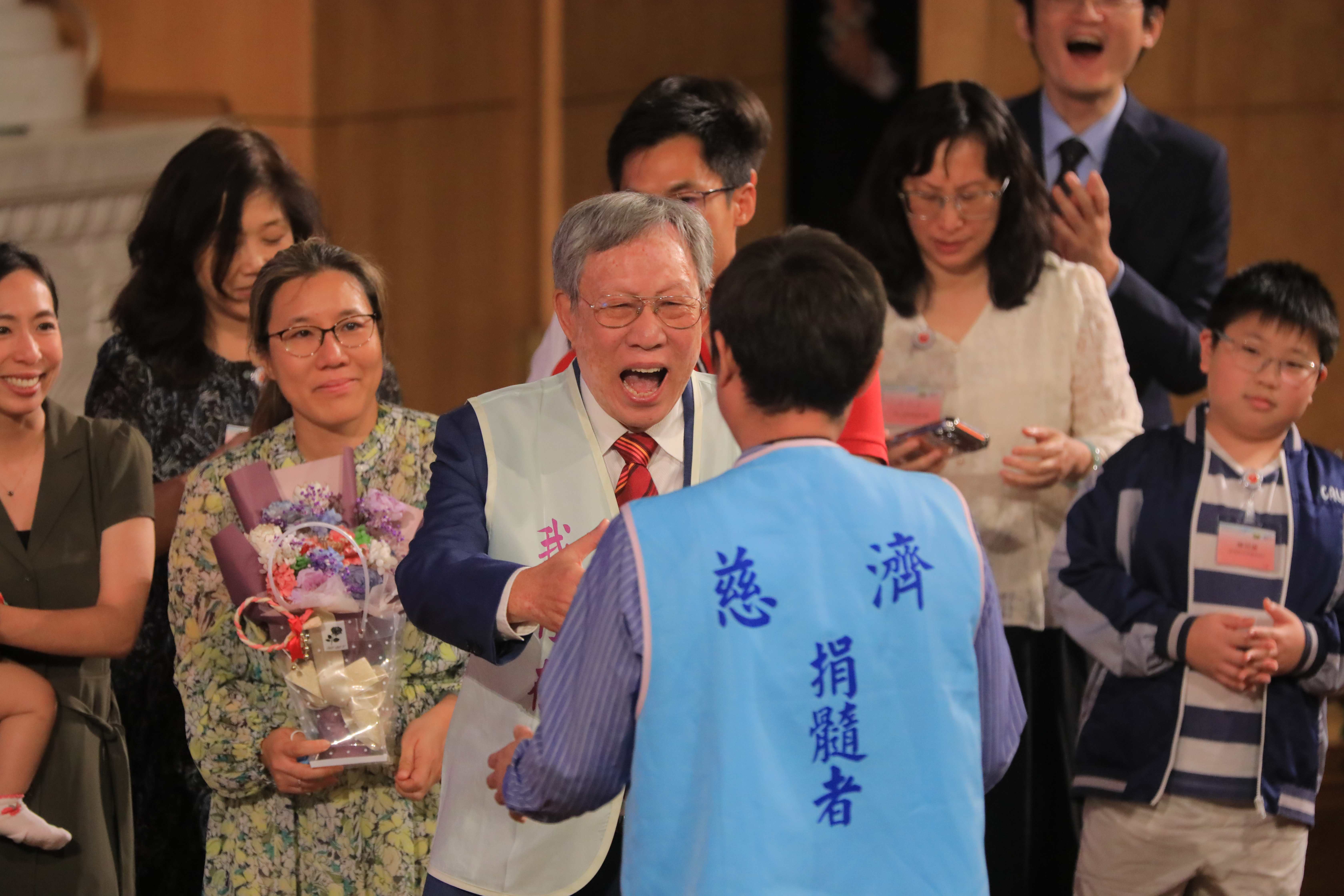 來自香港、今年76歲的曾貴賢，當捐贈者林明宗走到面前，他立刻上前緊緊抱住對方，隨後更跪下表達多年來深藏心中的感恩，並親手送上寫有「髓緣相繫，恩同再造」的錦旗。