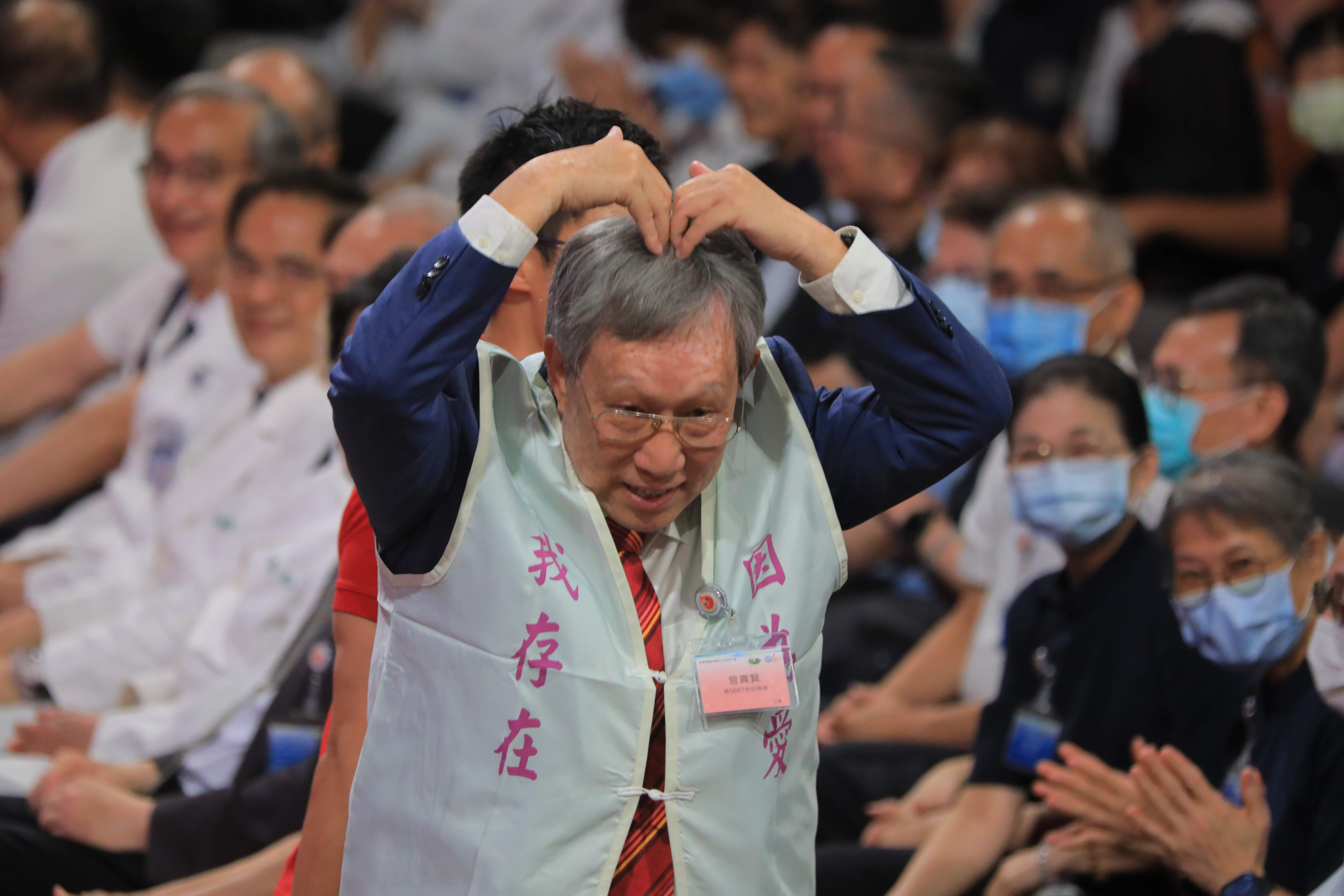 來自香港、今年76歲的曾貴賢，當捐贈者林明宗走到面前，他立刻上前緊緊抱住對方，隨後更跪下表達多年來深藏心中的感恩，並親手送上寫有「髓緣相繫，恩同再造」的錦旗。