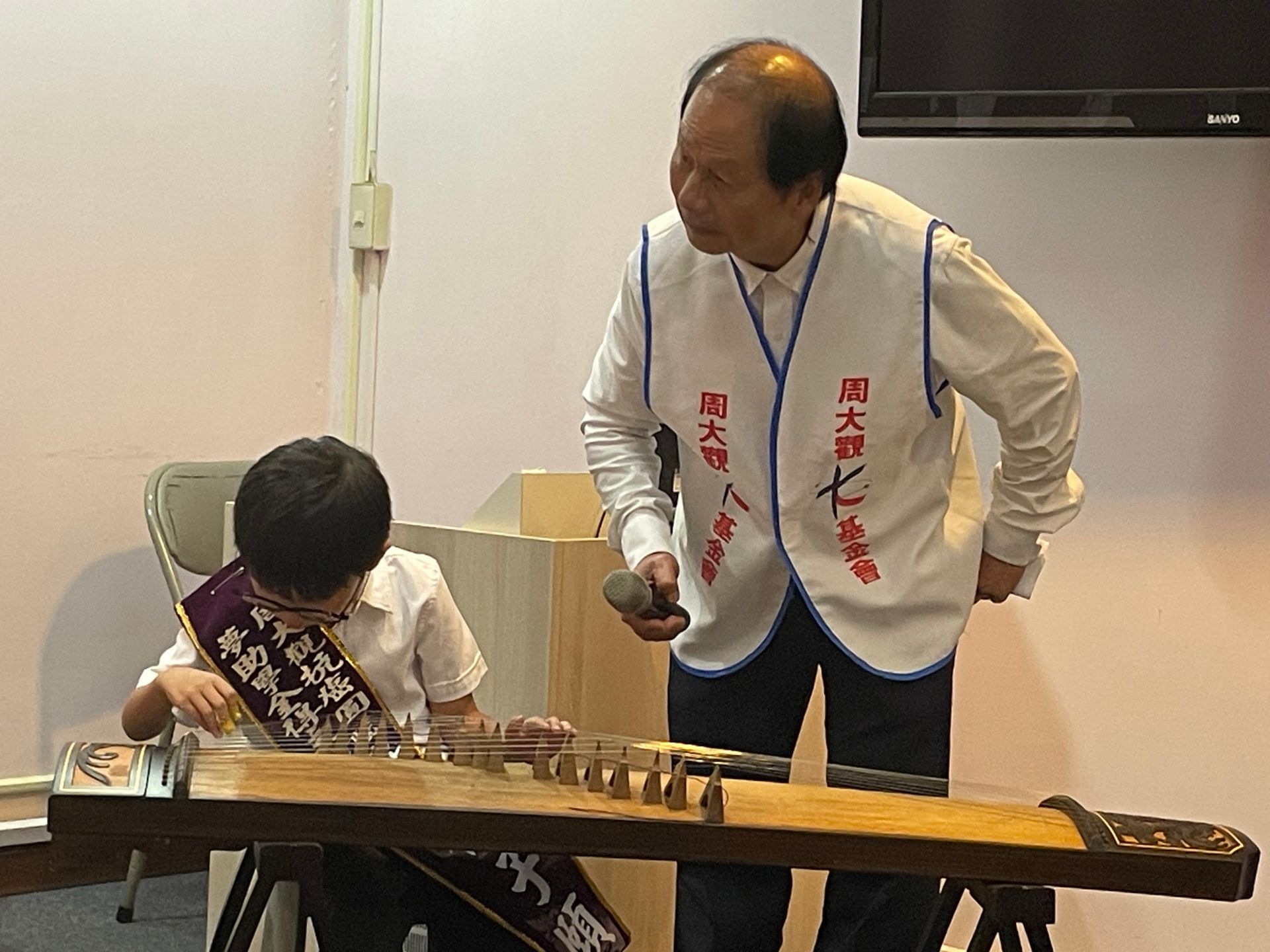 患腦癌楊同學演奏古箏