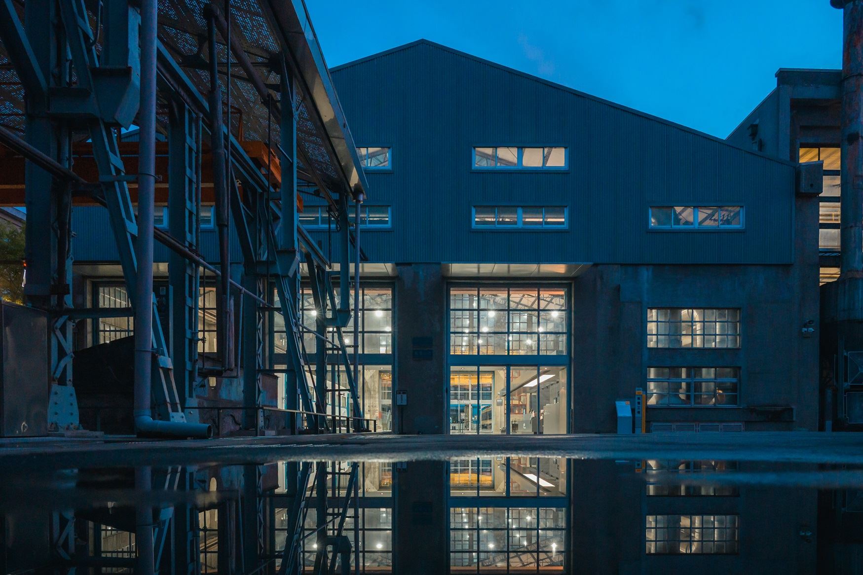夜幕下的柴電工場建築,呈現工業遺跡的沉靜景致。