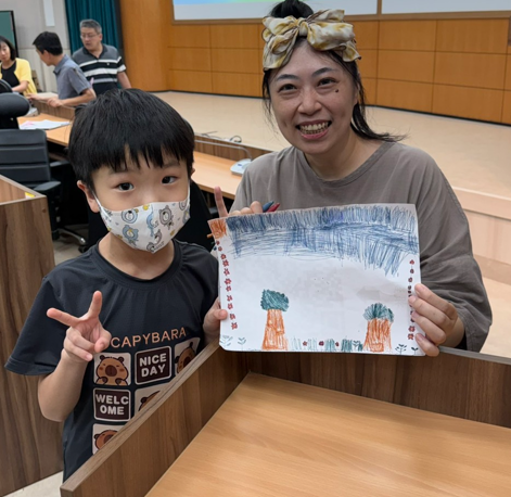 小朋友參與國土綠蔭說明會,現場彩繪心中的樹木與綠色家園