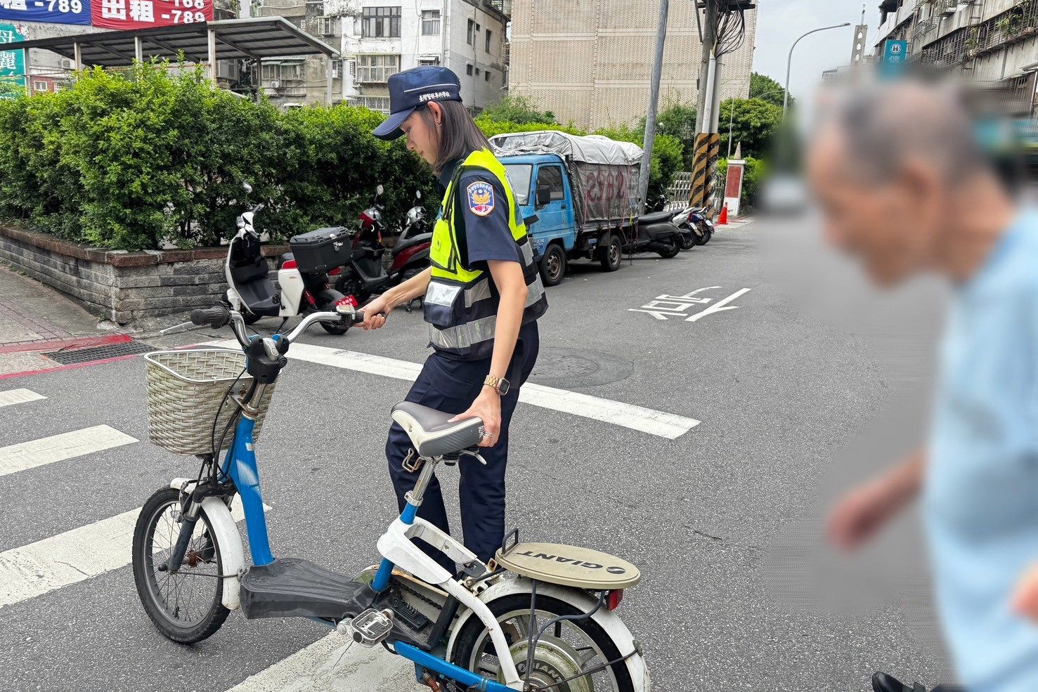 北市北投一名老翁騎車外出差點中暑,所幸北投分局警員游雅婷、實習生王婕倫發現主動上前關心
