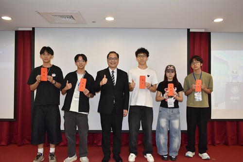 法務部鄭銘謙部長親自頒發獎學金予有獎徵答前5名同學