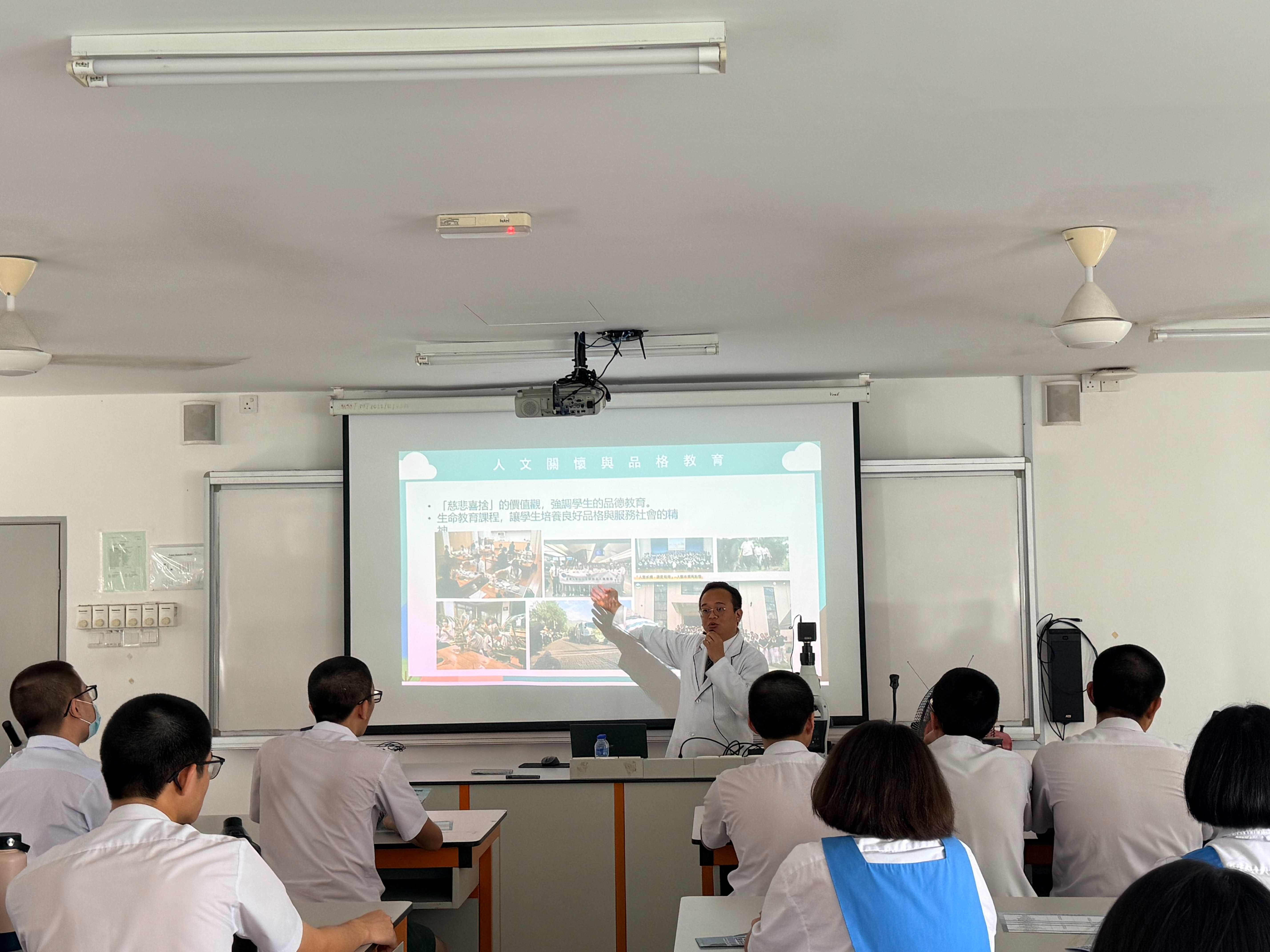 楊子慶老師把握活動交流機會，向學生介紹慈濟大學的辦學特色、學習環境及相關科系。