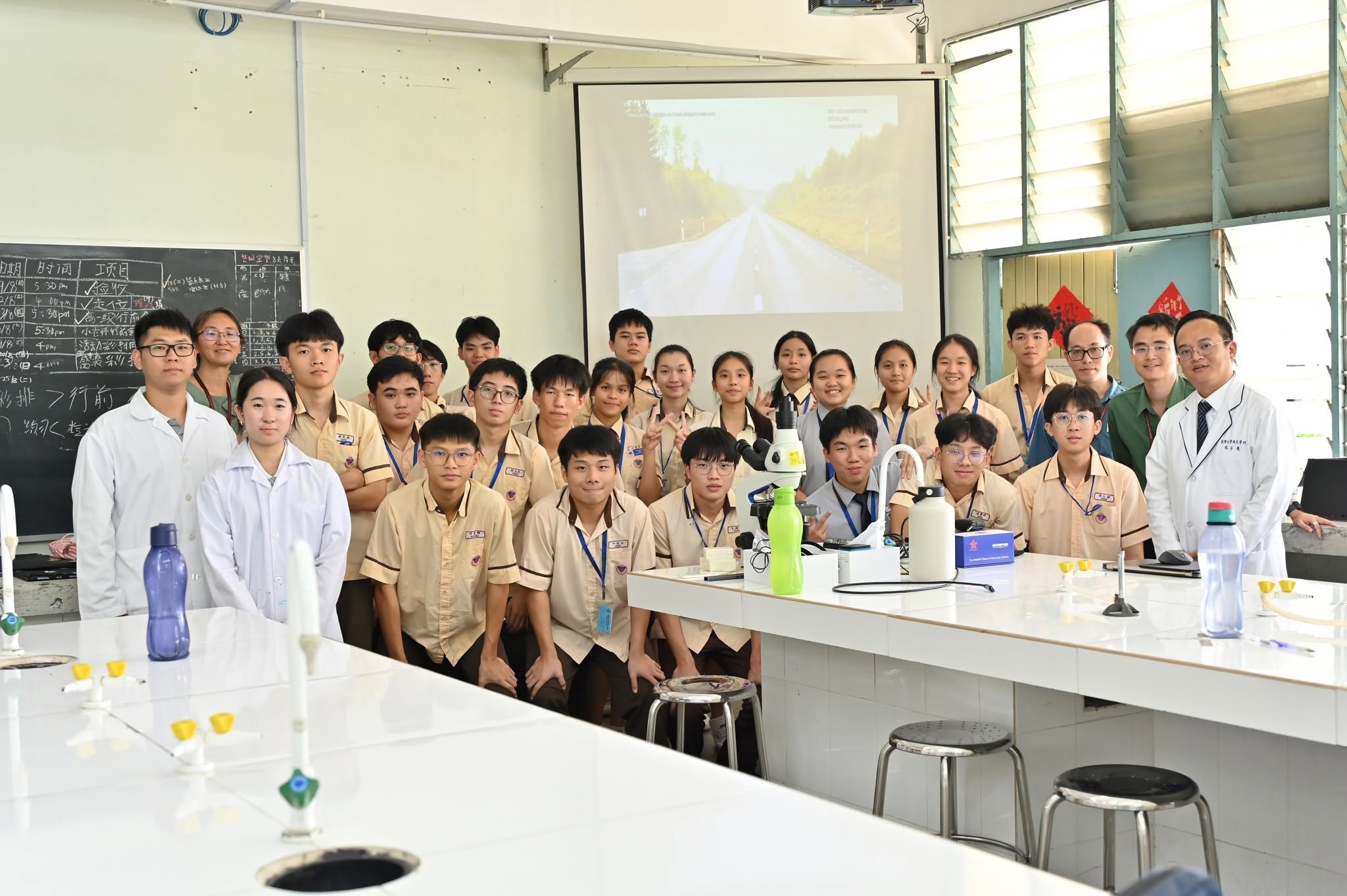 慈濟大學師生與參與學生一同合影留念，為充滿探索、實作與交流的科學學習之旅留下珍貴回憶。