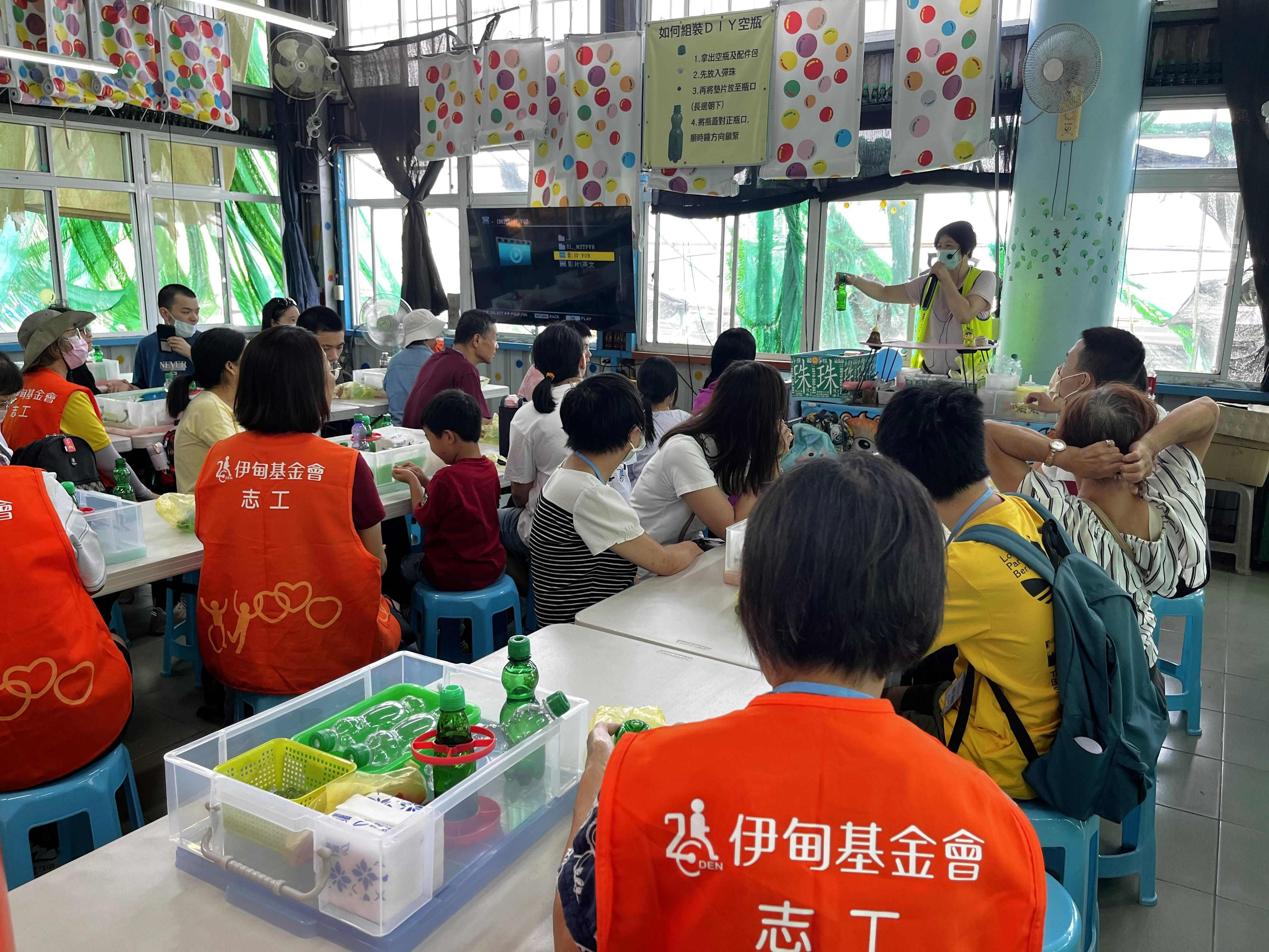 伊甸陪伴身心障礙家庭走出家門，參觀苗栗彈珠汽水工廠，體驗DIY的樂趣。