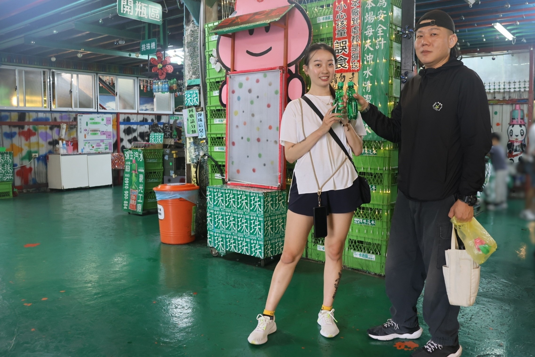 聽障情侶吳善暉(右)與吳翊瑄(左)攜手參加中壢身服中心舉辦的活動，享受伊甸所安排的無礙旅行。