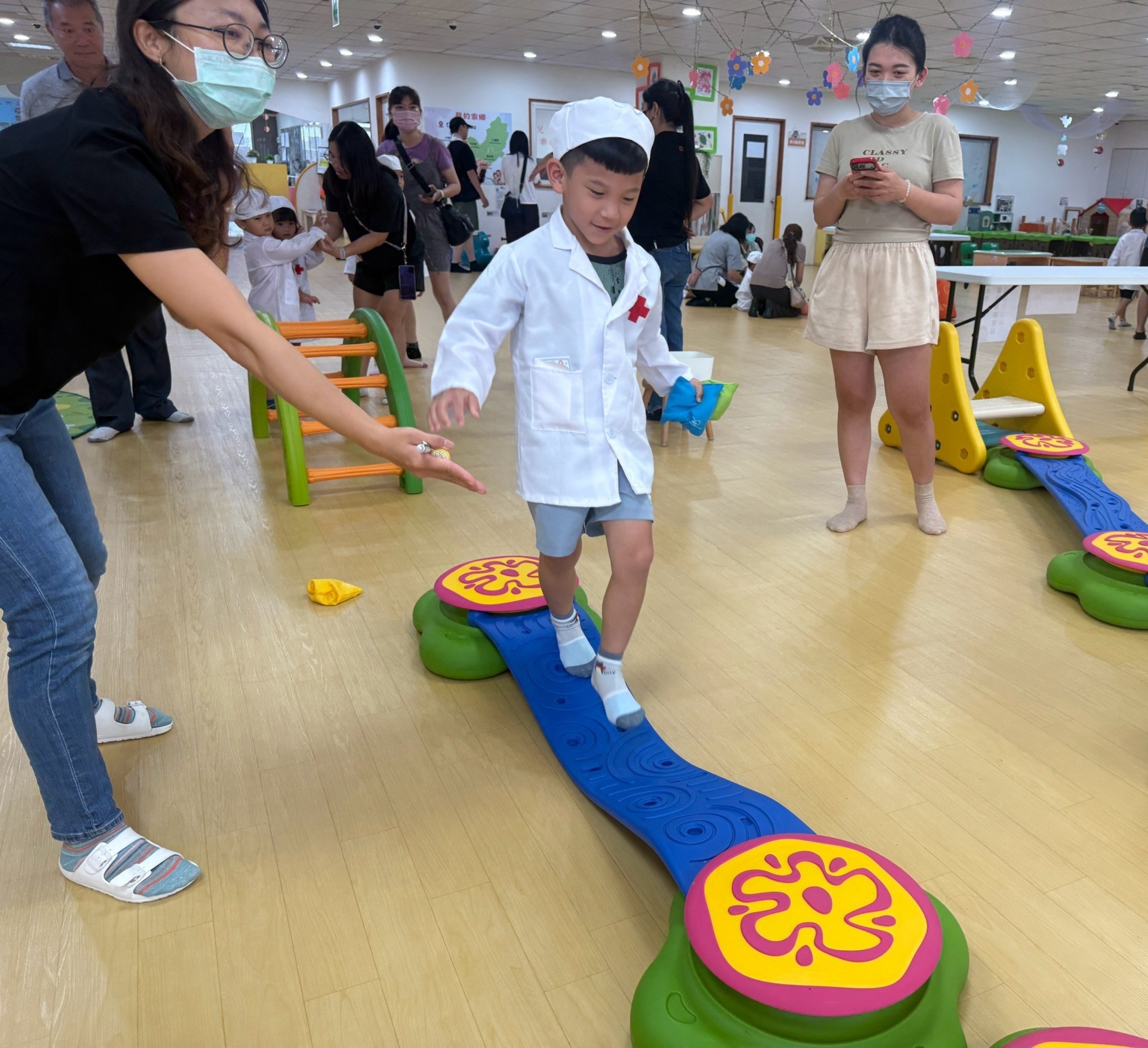 幼兒透過趣味大肌肉闖關遊戲進行發展篩檢，寓教於樂把握黃金療育期。
