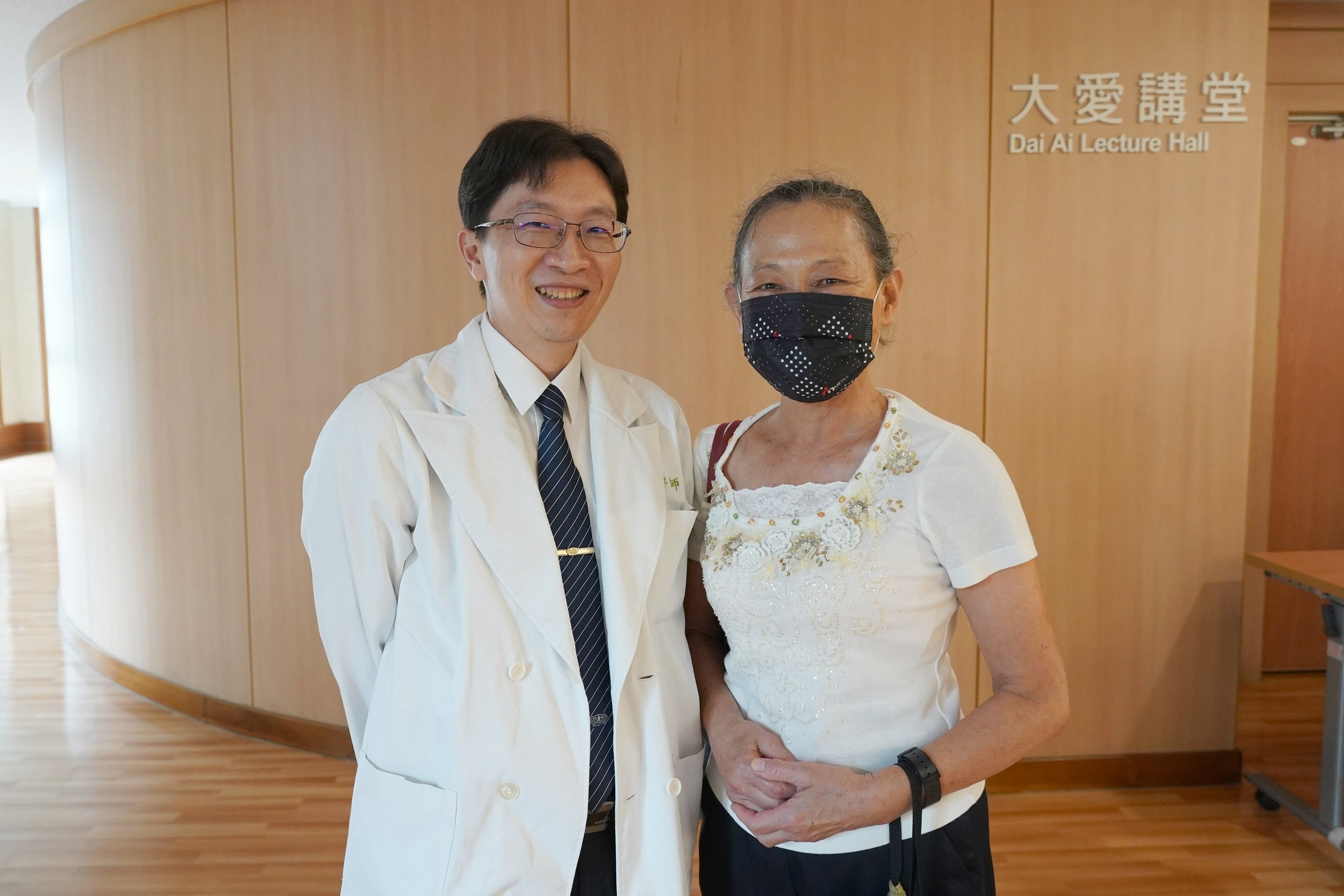 病友陳女士（右）感謝胸腔外科醫師柯志霖（左）的精準醫治，並以自身家族經歷呼籲大眾定期做篩檢。
