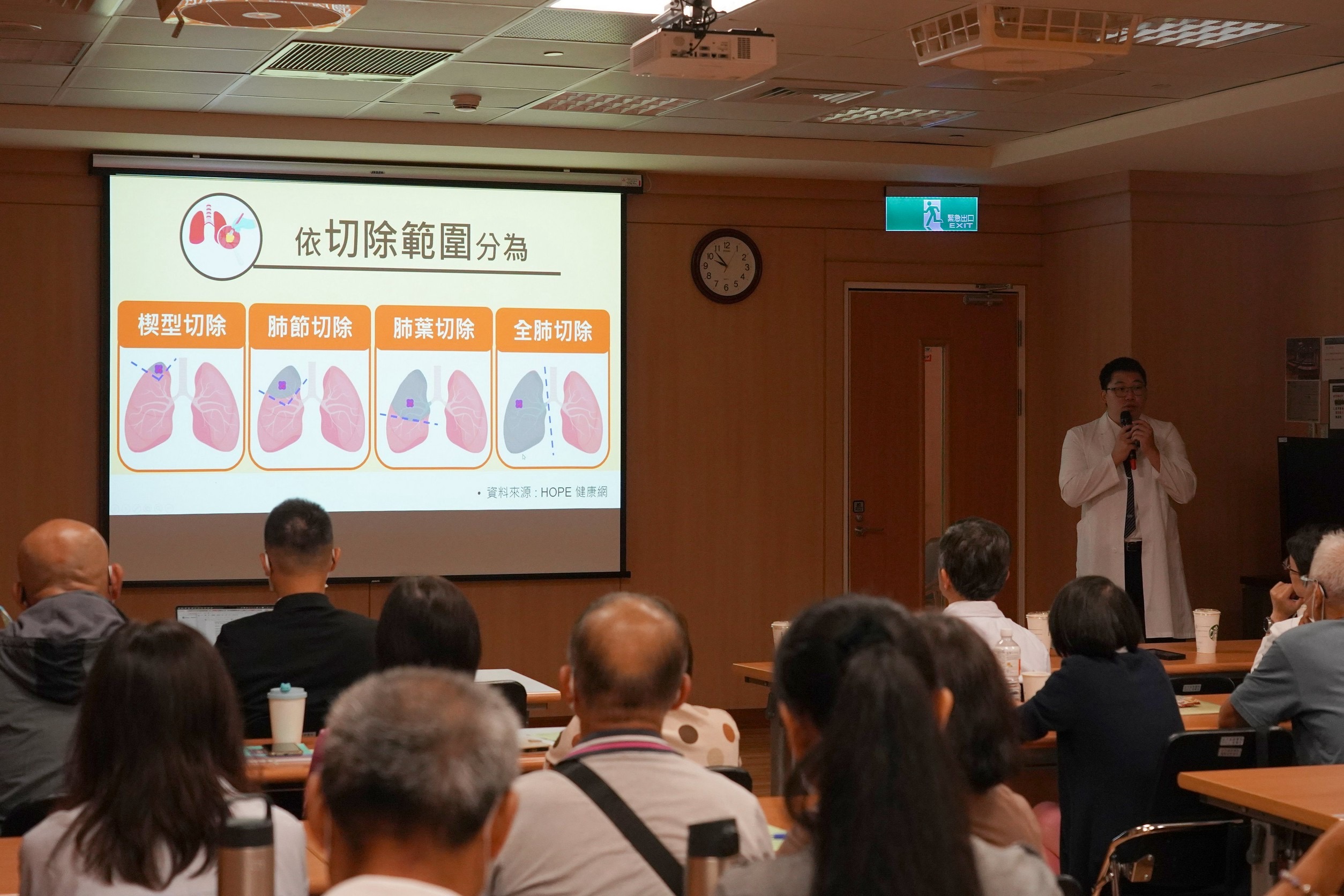 胸腔外科醫師翁任康解說微創保肺手術趨勢，能在精準切除病灶的同時保留最大肺活量。