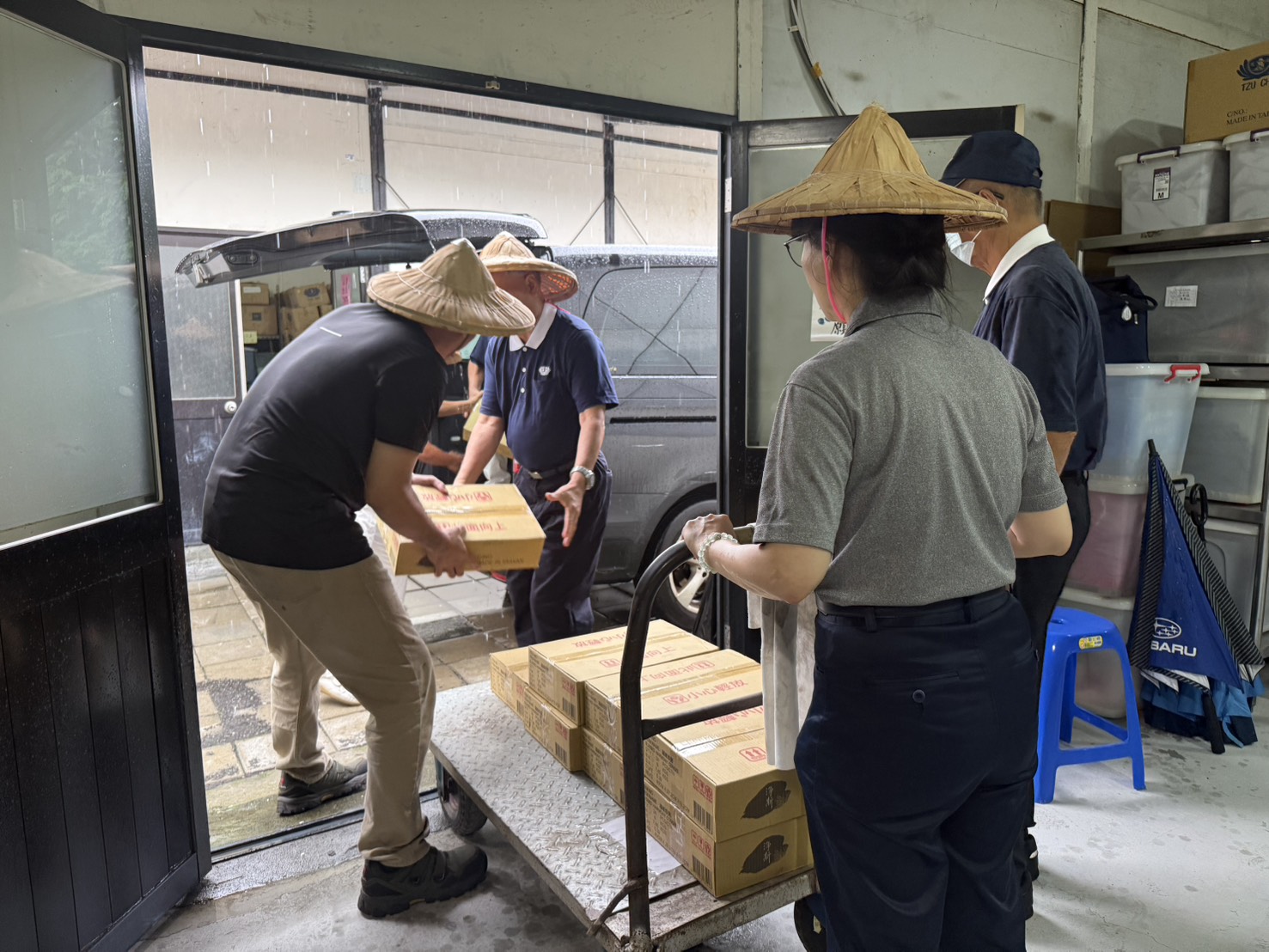 慈濟屏東團隊緊密掌握水情變化的同時,持續透過及時的物資支援、電話問候與溫暖陪伴,安撫鄉親的不安情緒,成為災民風雨中最堅實安定的依靠。
