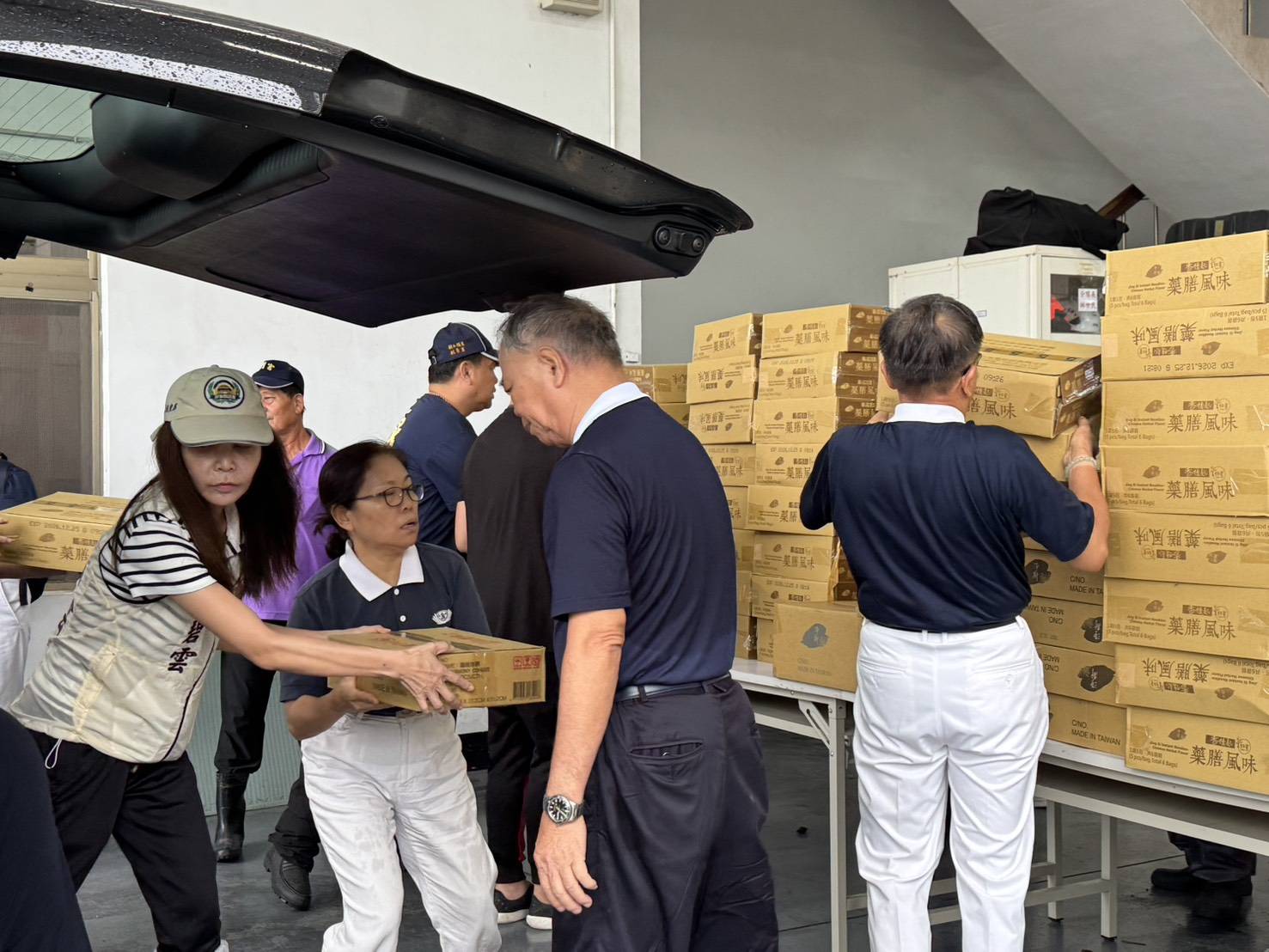 公私協力,屏東慈濟志工與屏東縣政府合作,送出1千份物資到崁頂鄉。
