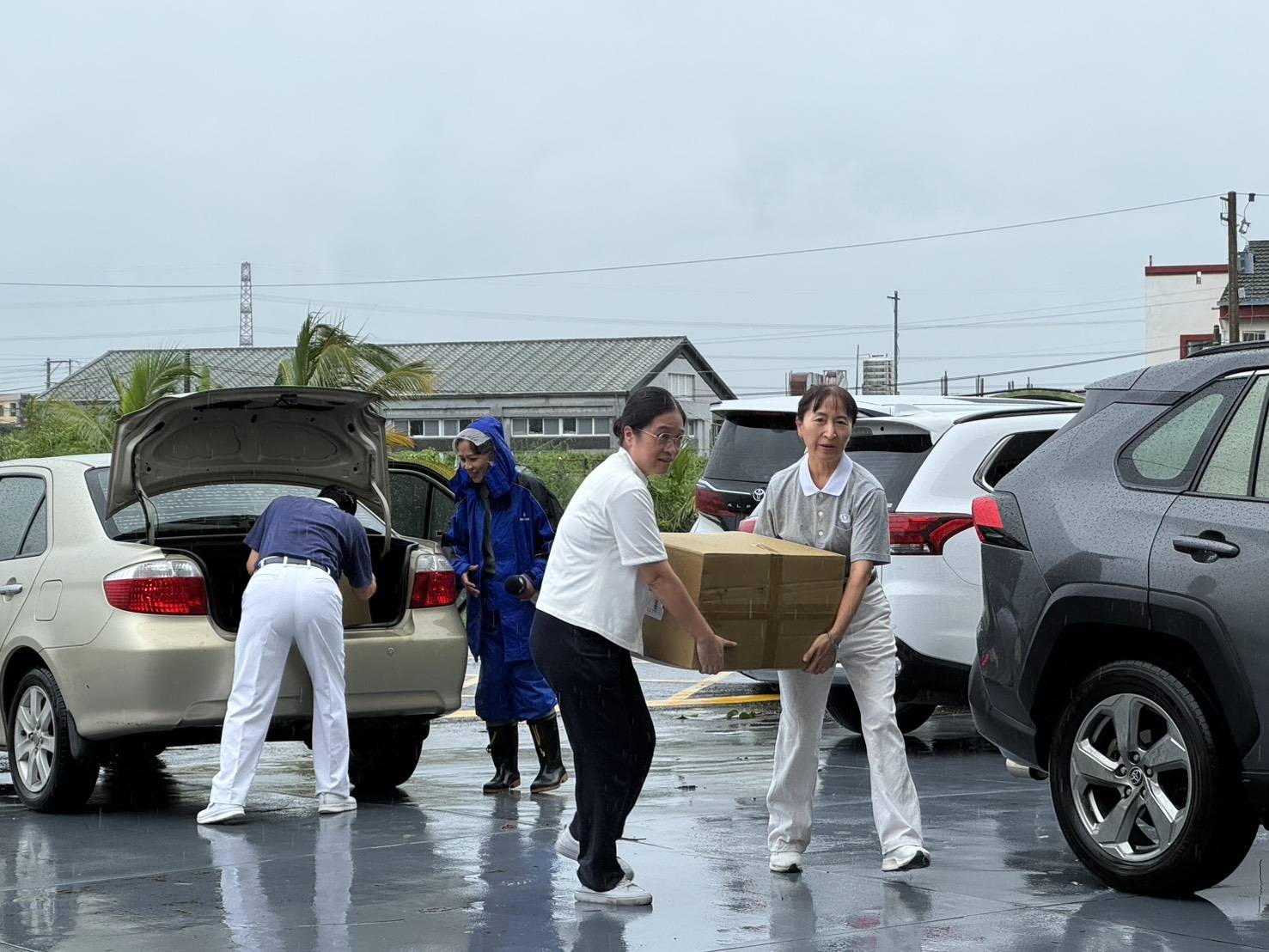 慈濟應變中心隨即動員屏東分會志工與社工冒雨整裝物資,以接龍方式迅速完成裝載。