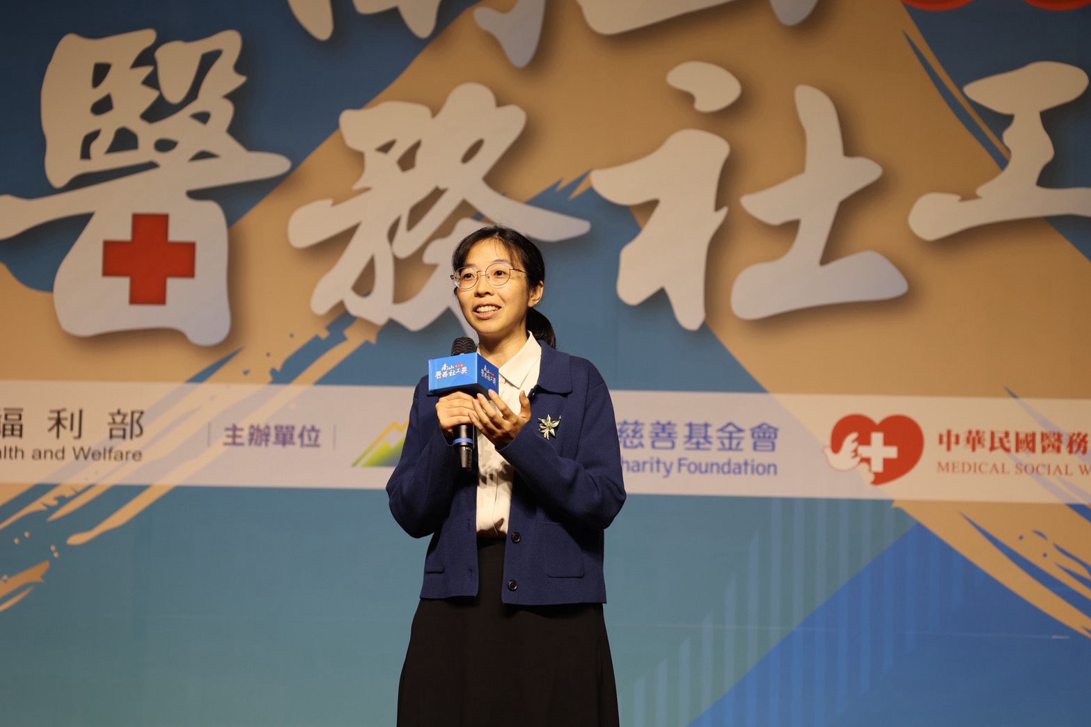 花蓮慈濟醫院醫務祕書吳雅汝醫師擔任頒獎介紹人，他感謝卓依蒨醫務社工師，在高壓的重症醫療歷程裡，不但接住了病人和家屬，也接住了所有醫護同仁。兩人緊緊擁抱。
