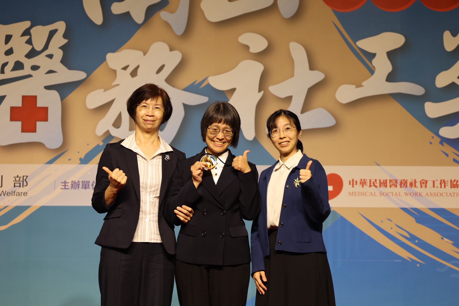 看到花東地理偏遠、經濟弱勢的醫療可近性不足、高齡化及社會系統薄弱，在急重症現場，卓依蒨（中）加強「重症弱勢善終守護」，獲得第九屆南山醫務社工個人優秀獎，由醫務社會工作協會理事長宋賢怡（左）頒獎。