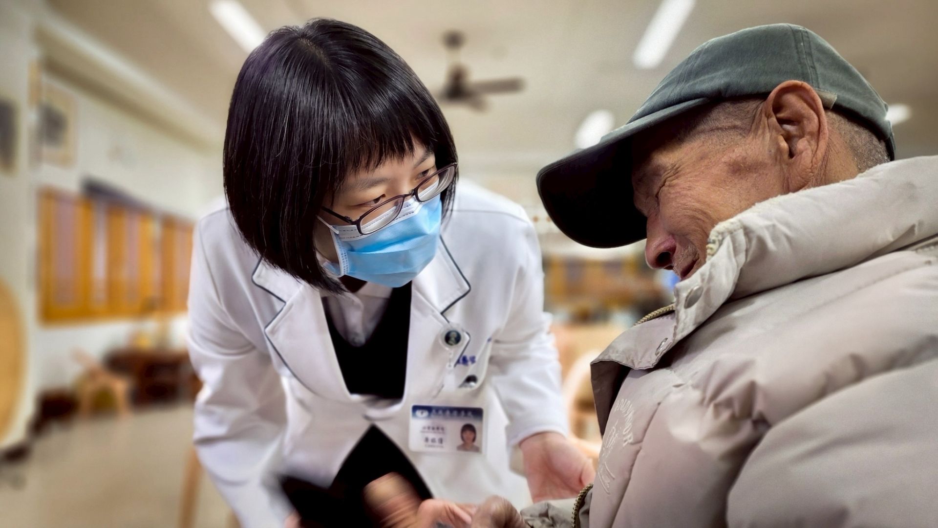 卓依蒨長期在東部偏鄉陪伴重症病患家屬，為弱勢善終圓滿生命，她認為自己的工作不只是解決問題，而是建立一張接住生命的安全網，溫柔接住每一個需要幫助的人。