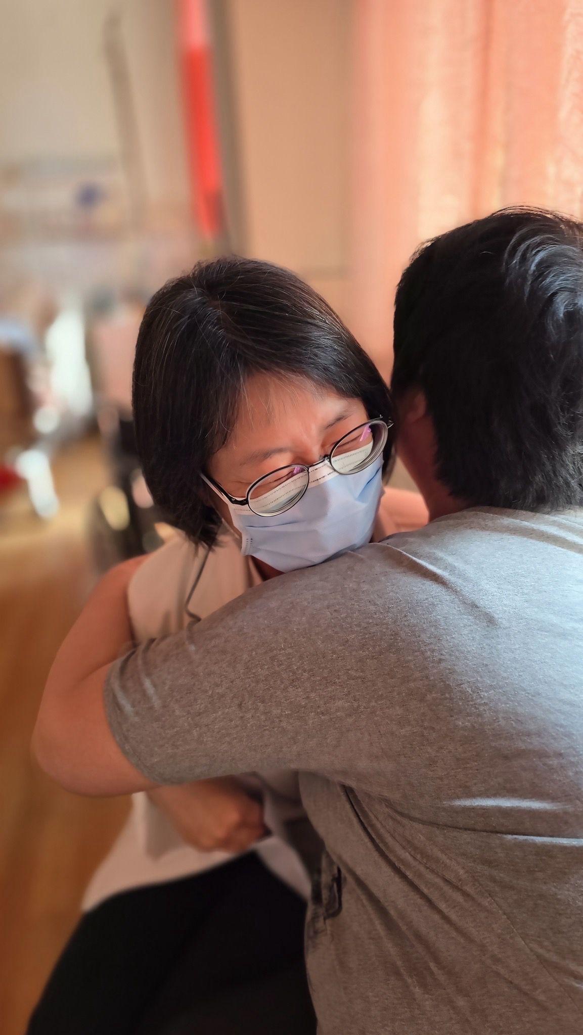 卓依蒨長期在東部偏鄉陪伴重症病患家屬，為弱勢善終圓滿生命，她認為自己的工作不只是解決問題，而是建立一張接住生命的安全網，溫柔接住每一個需要幫助的人。