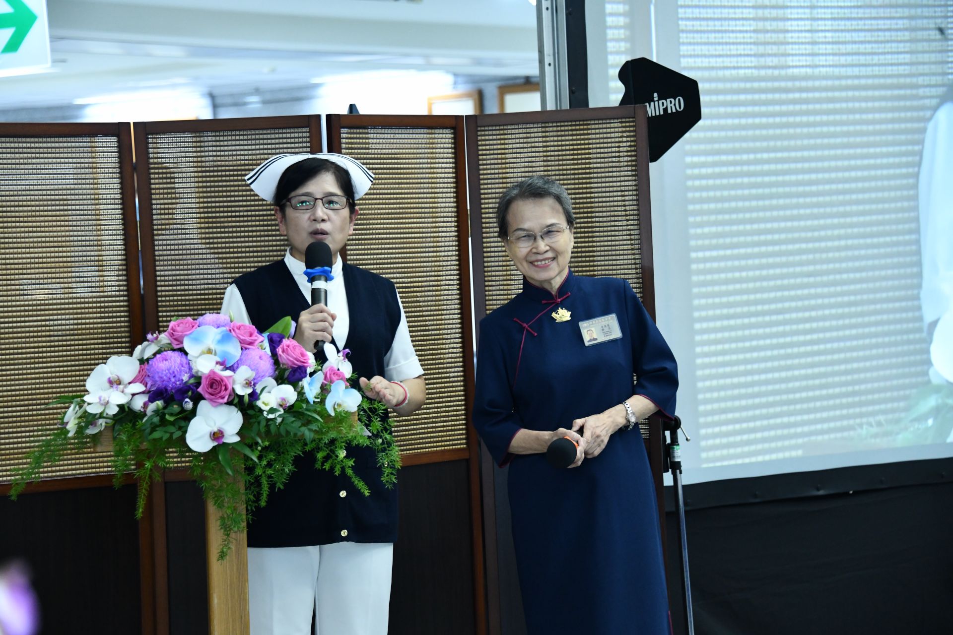 主持人護理部副主任廖慧燕,現場介紹資深志工李靜淇分享。