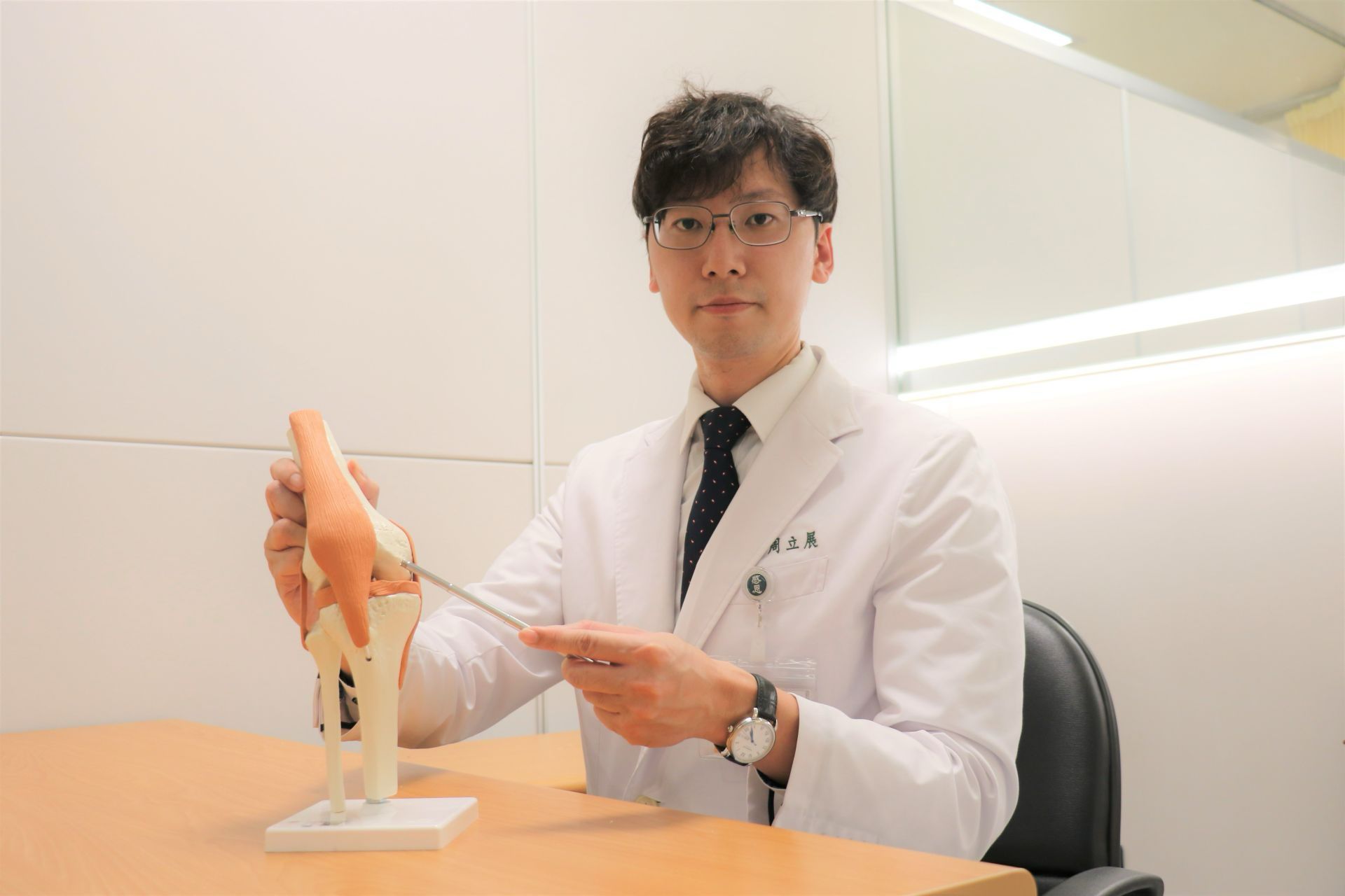 周立展主任指向膝關節股骨內髁凹陷空洞位置。