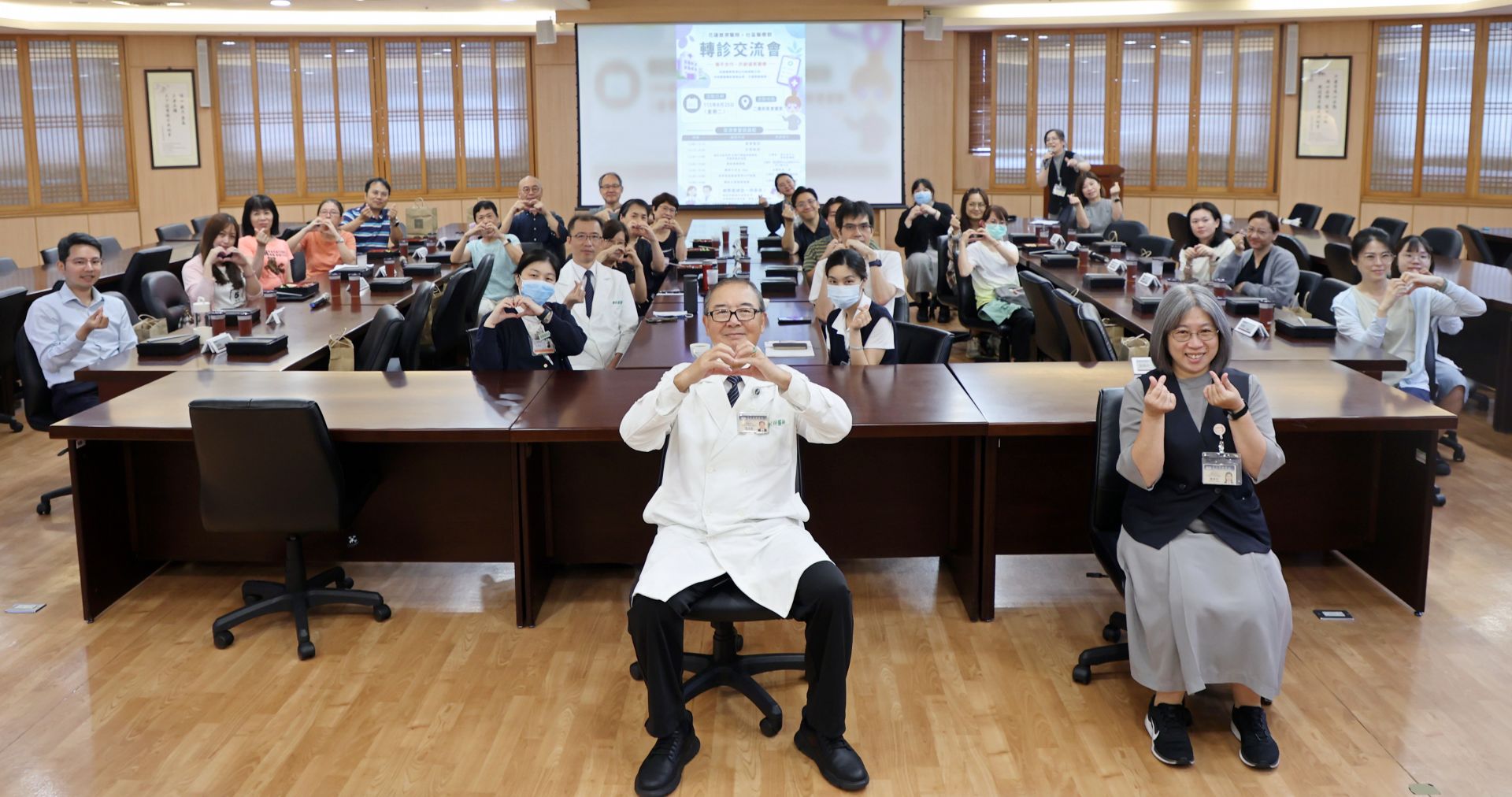 花蓮慈濟醫院8月25日舉辦社區醫療群轉診交流會，集結5家醫療群、19家診所，共32位醫療夥伴參與，針對雙向轉診、癌症篩檢、胃癌防治及數位健康服務進行交流。