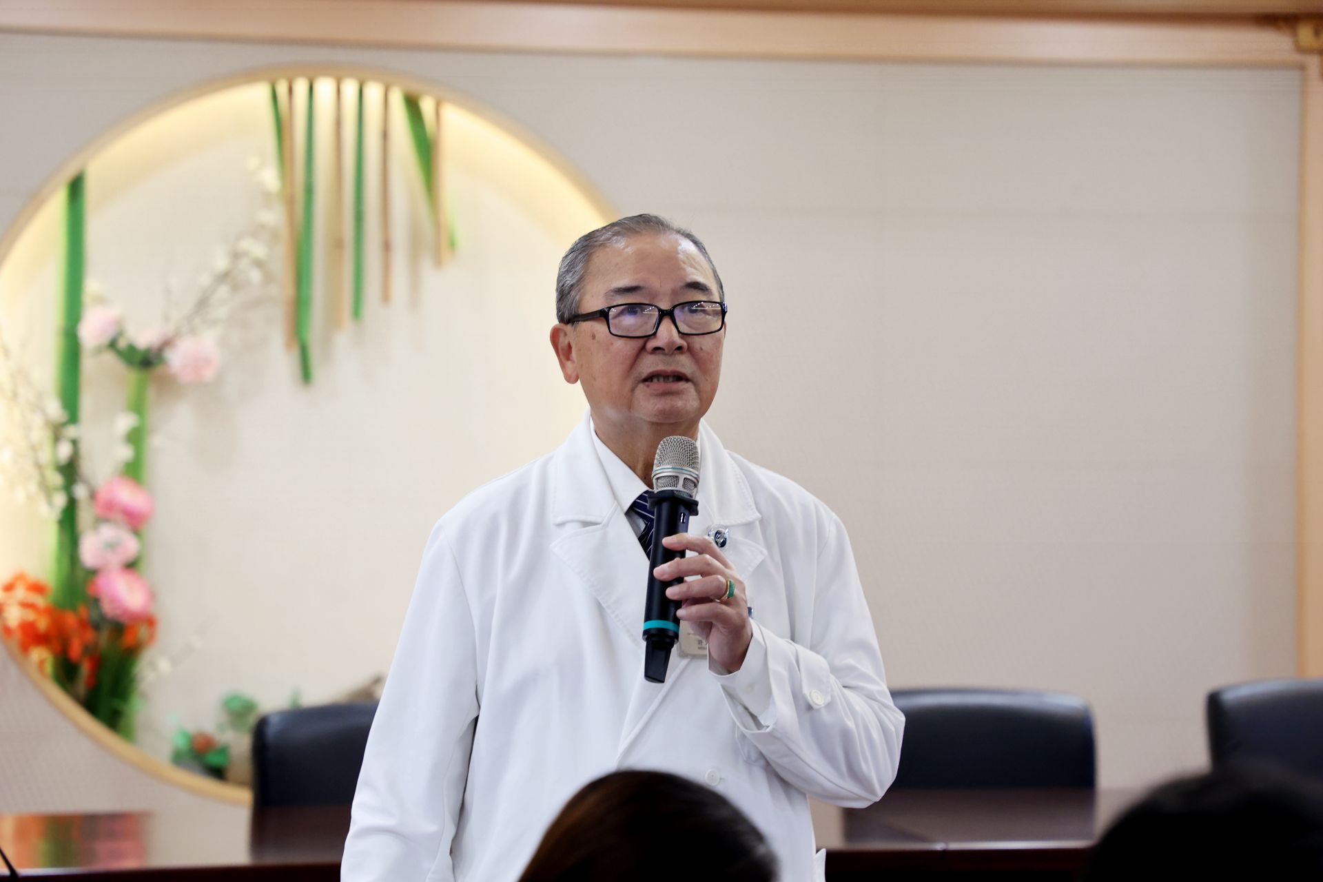 院長室資深顧問許文林表示，雙向轉診是依醫療需求分工，讓基層診所與醫學中心保持資訊交流，病人在不同階段都有人接手，才能真正落實分級醫療。