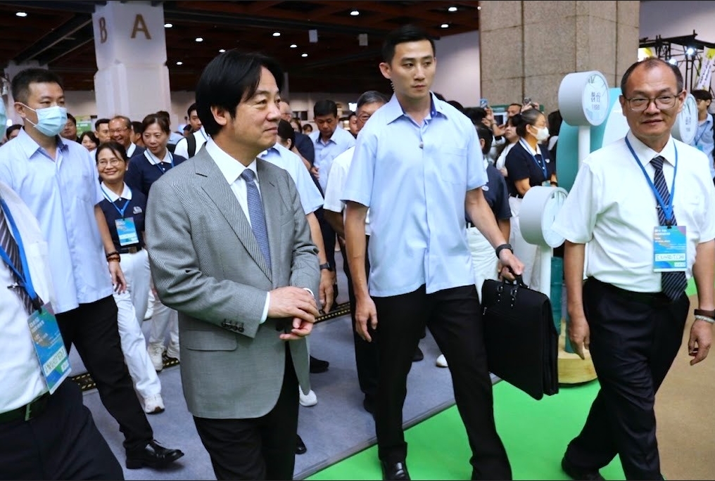 總統賴清德出席在台北世貿舉辦的第五屆亞太永續博覽會,特地駐足慈濟展區。