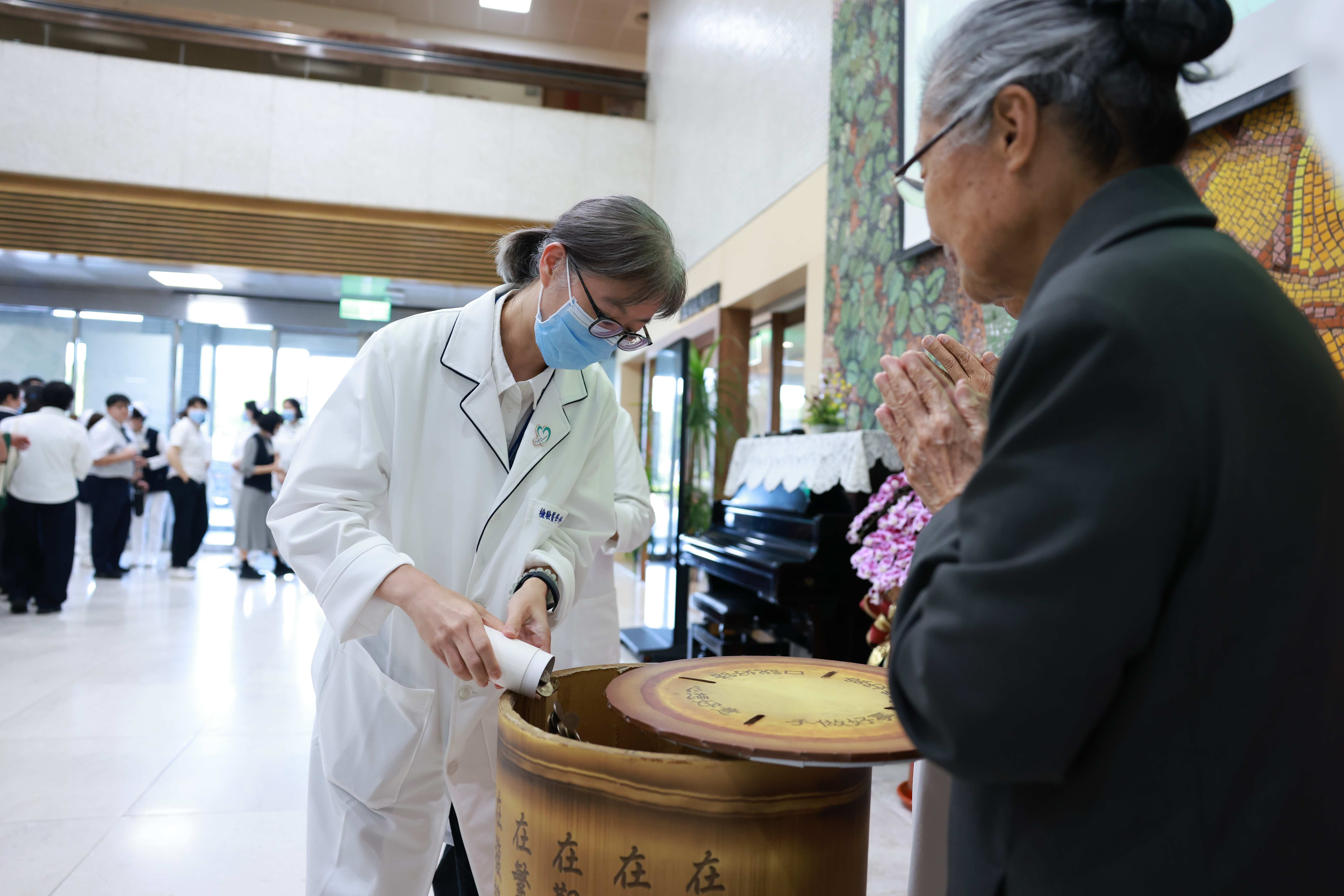 花蓮慈濟醫院同仁、慈濟志工及就醫民眾，將承載滿滿祝福的紙鈔與零錢投入竹筒，願來自臺灣的至誠善念，為尼泊爾與西藏災區注入最堅定溫暖的重生力量。