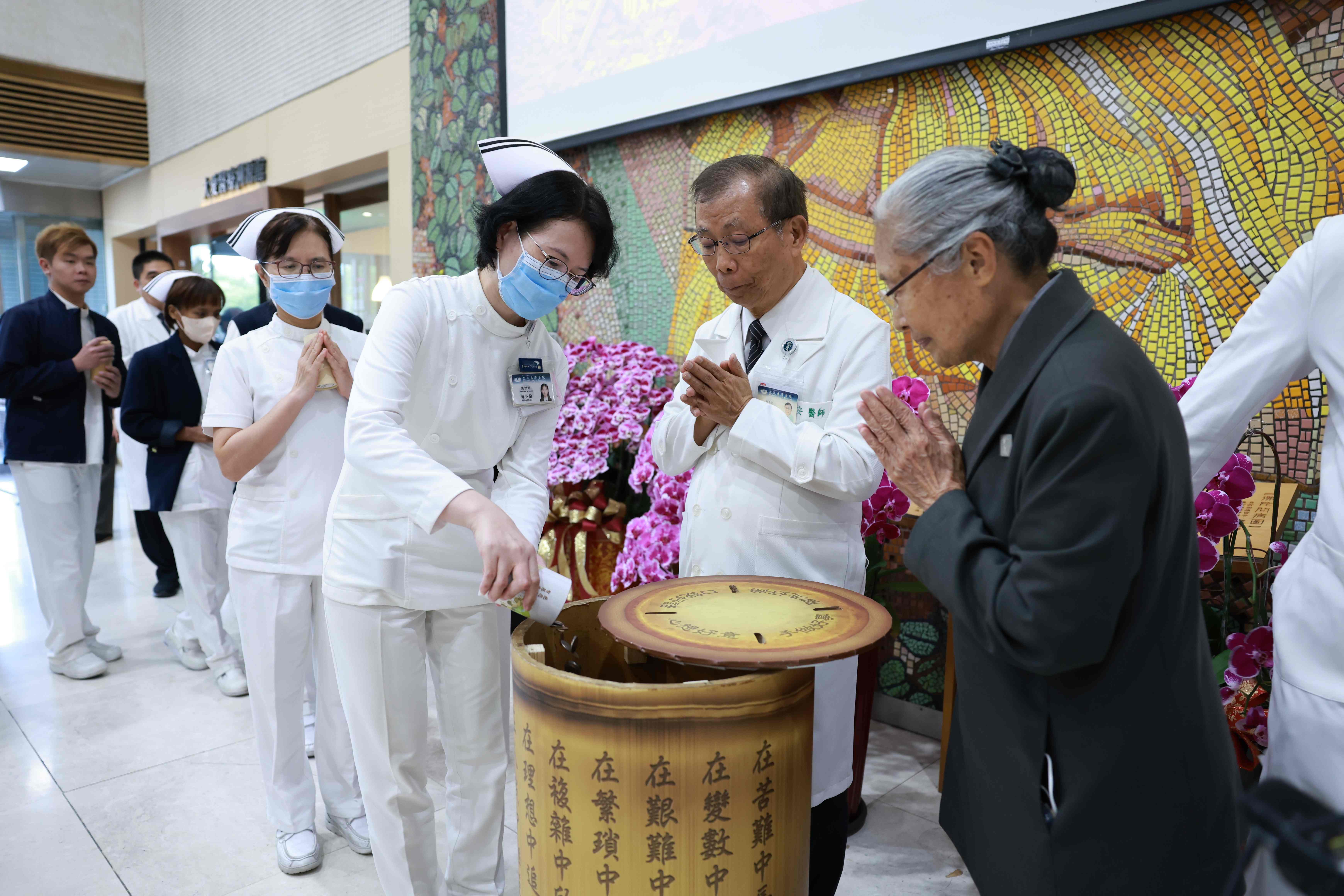 花蓮慈濟醫院同仁、慈濟志工及就醫民眾，將承載滿滿祝福的紙鈔與零錢投入竹筒，願來自臺灣的至誠善念，為尼泊爾與西藏災區注入最堅定溫暖的重生力量。